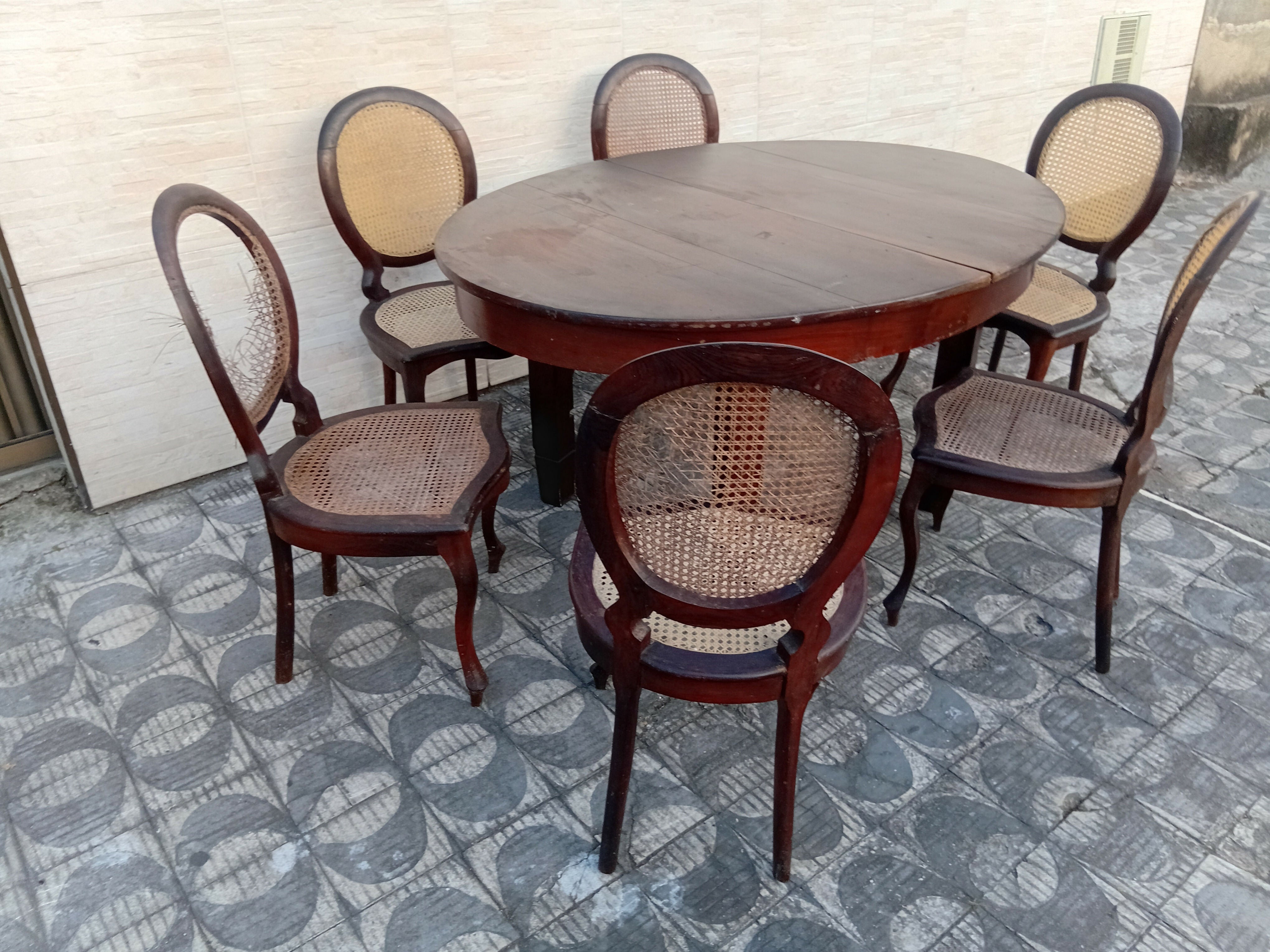 Jogo de mesa Oval com 6 cadeiras em Jacarandá