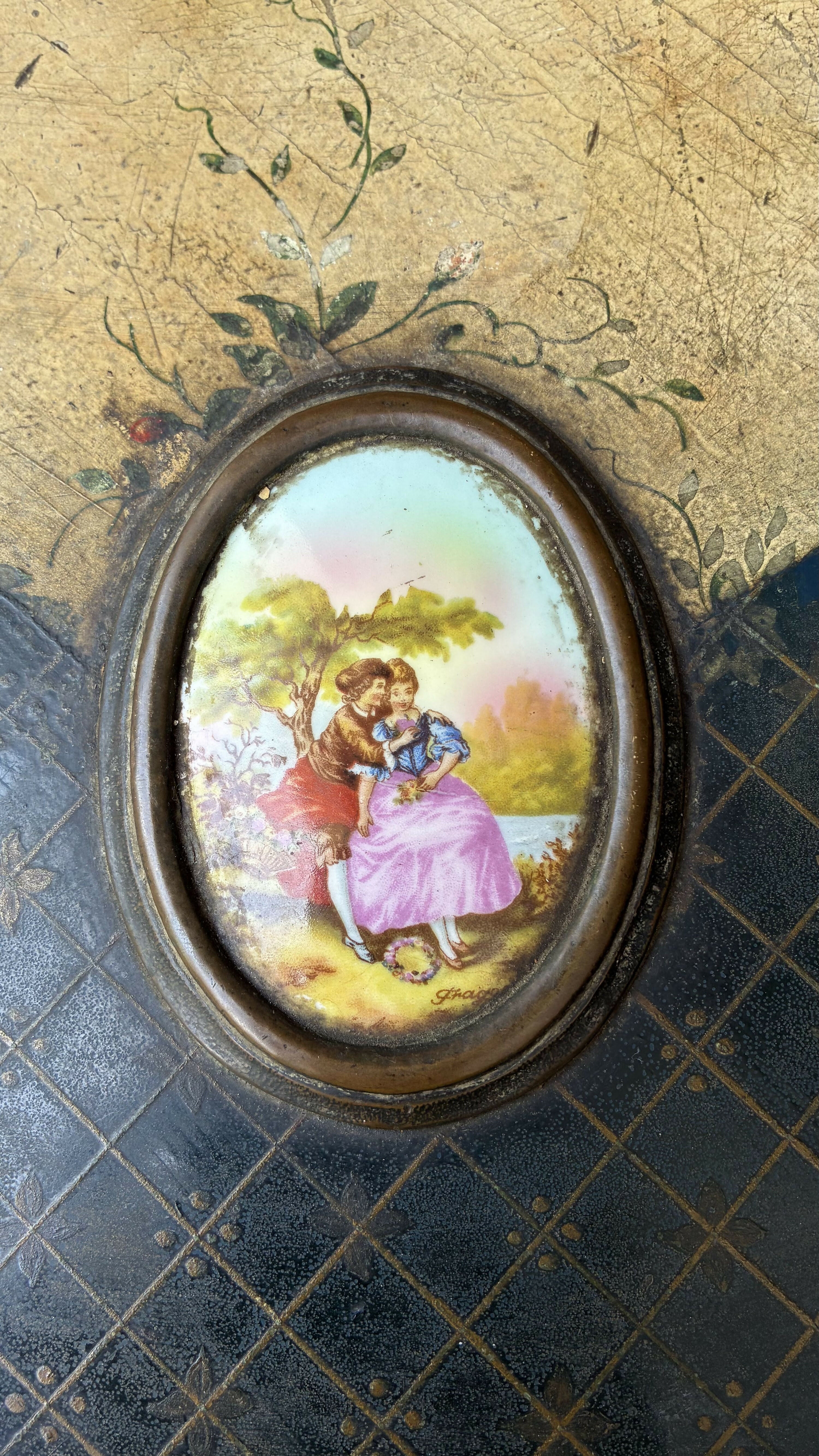 Mesa de Centro Antiga em Madeira com tampo adornado