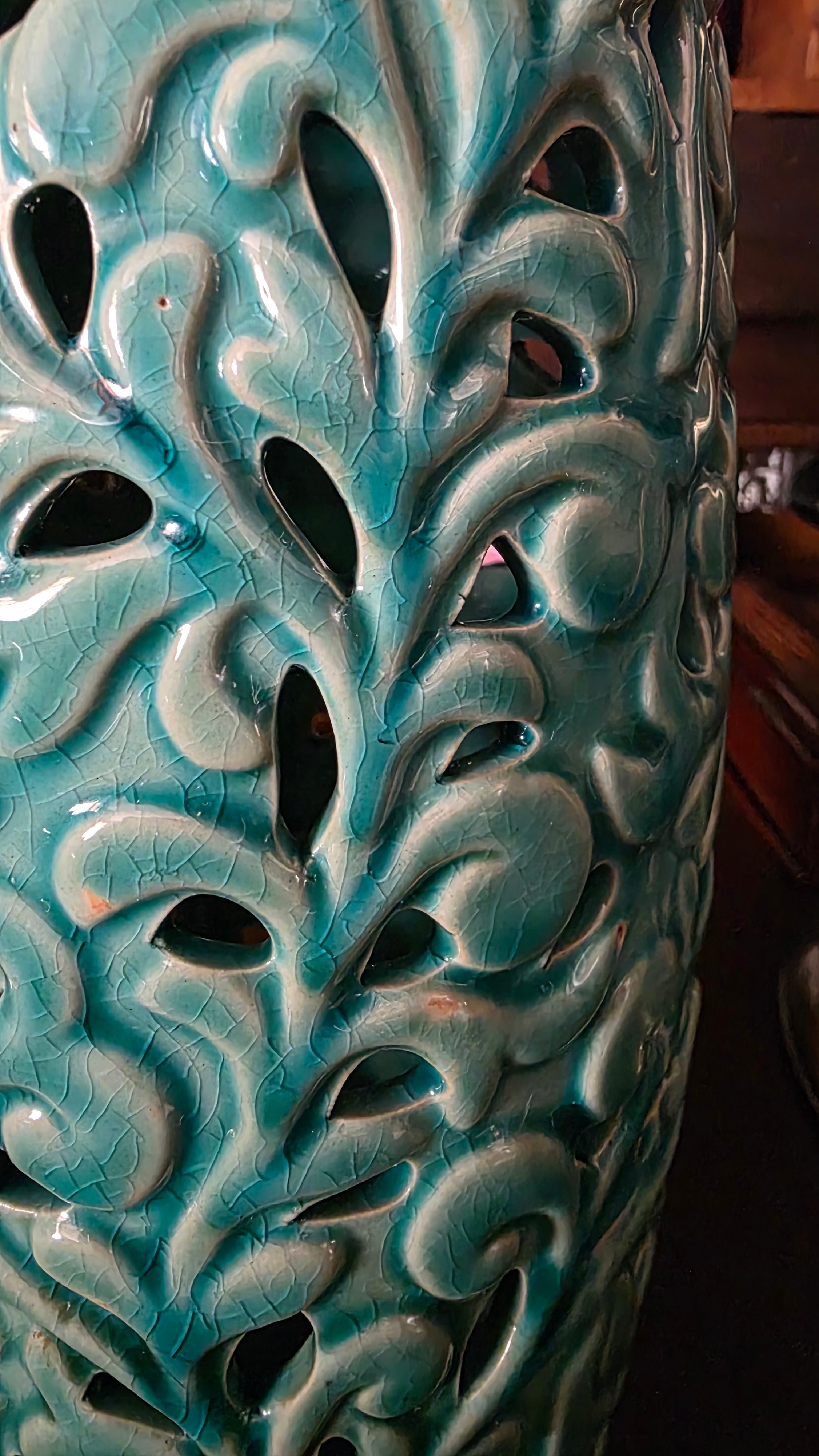 Vaso em cerâmica fenestrada cor turquesa 