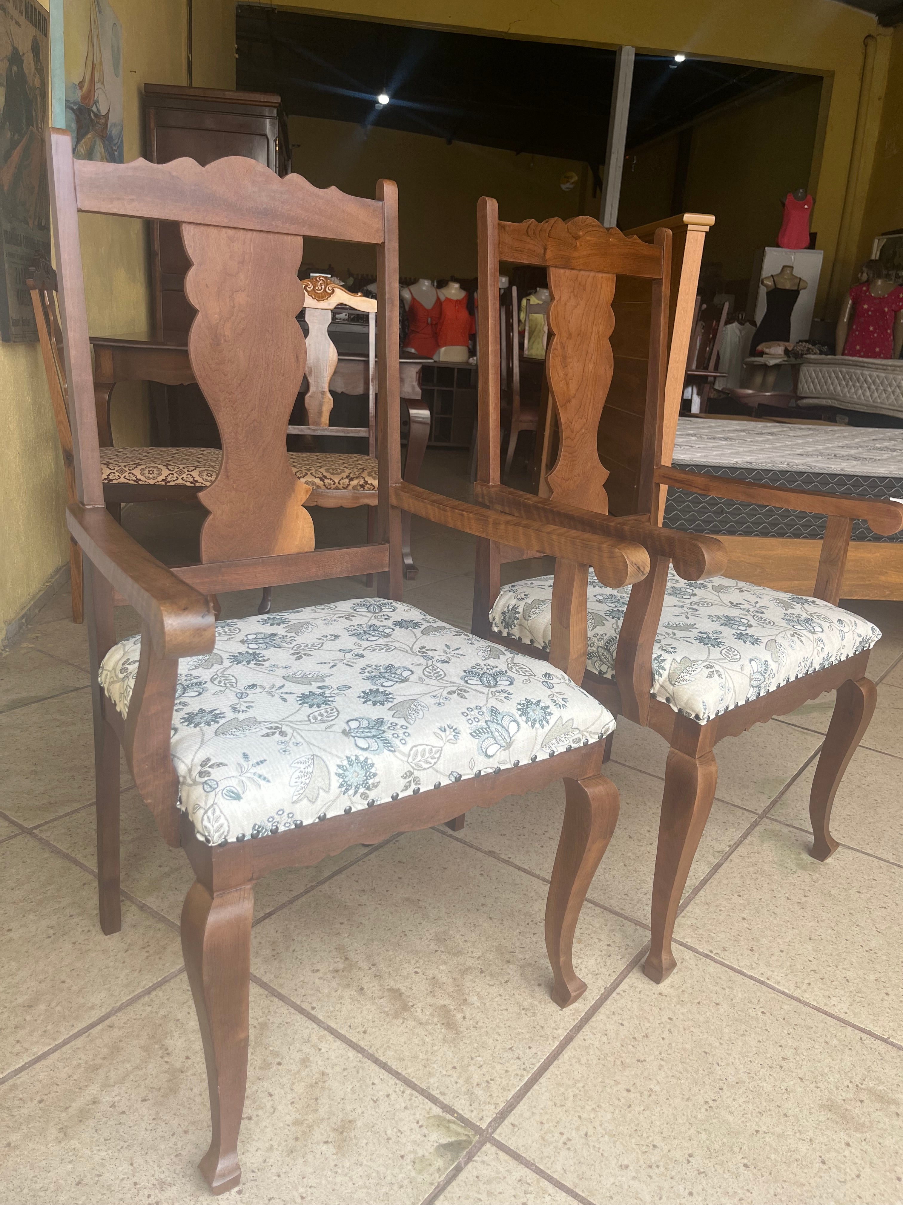 ANTIGO PAR DE POLTRONAS COM BRAÇO EM IMBUIA - RESTAURADAS