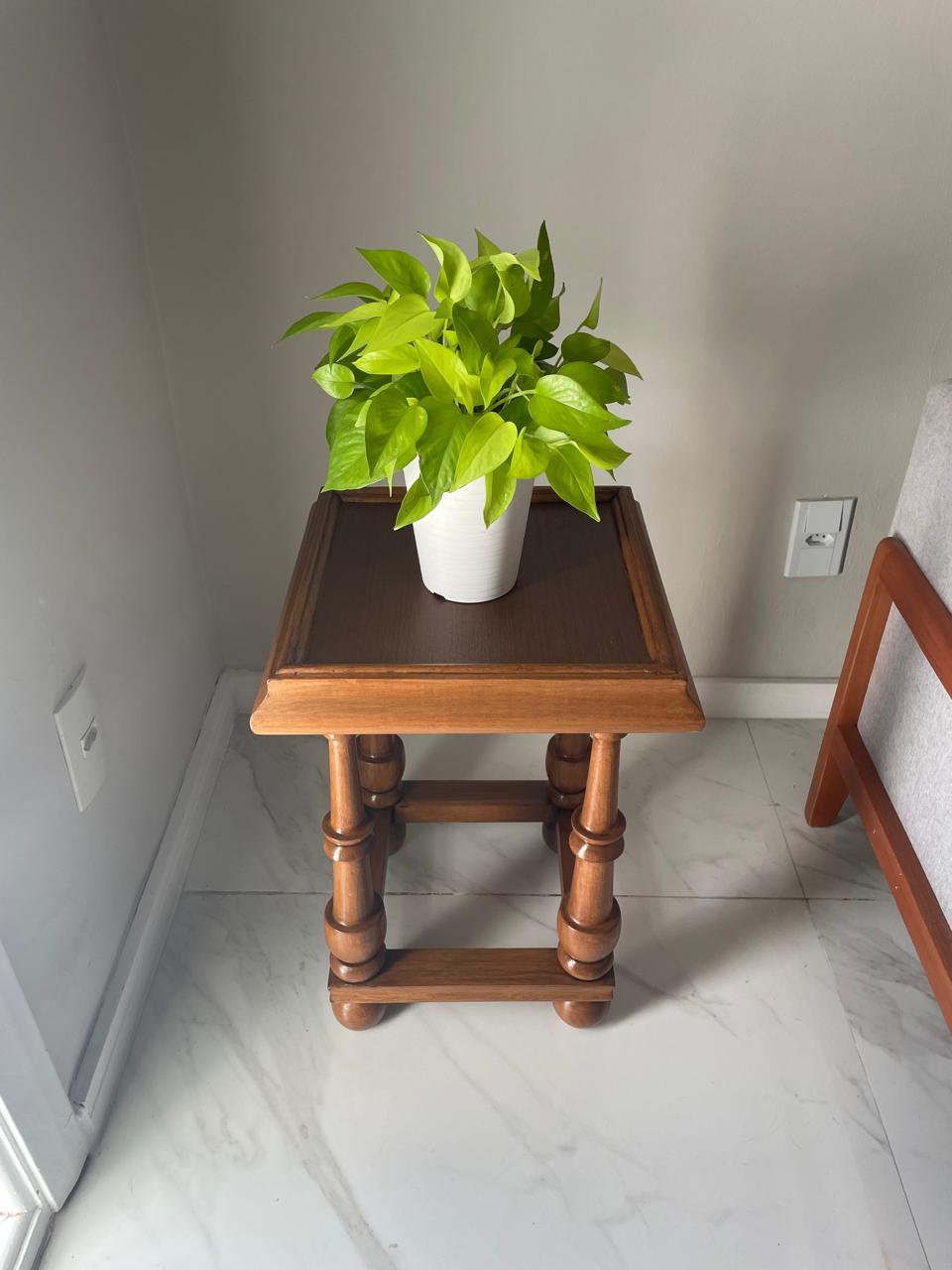 Mesa de apoio quadrada de madeira