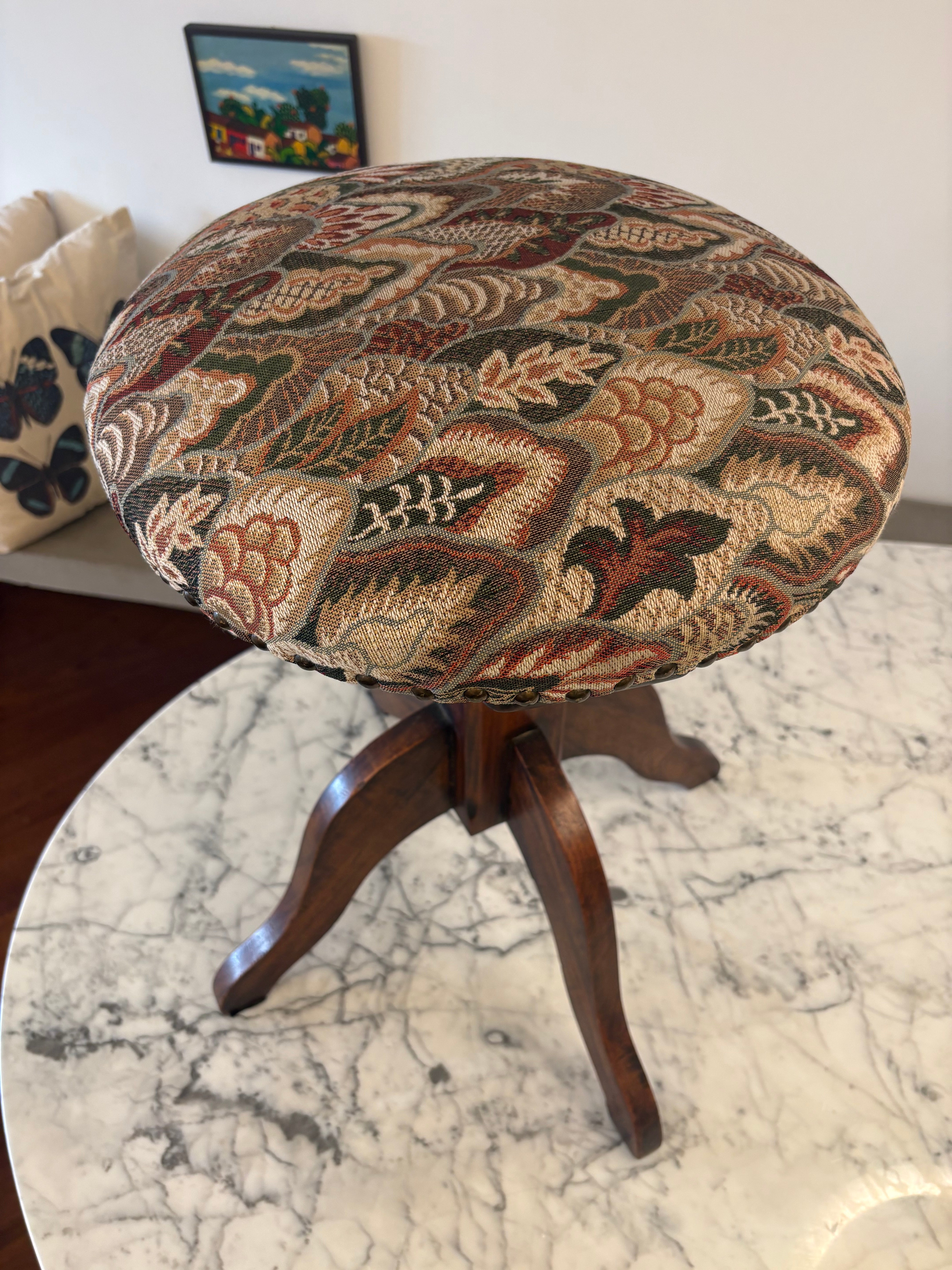 Banqueta redonda de Piano - Banqueta “Música”. com estofado em Jacquard com padrão de folhas