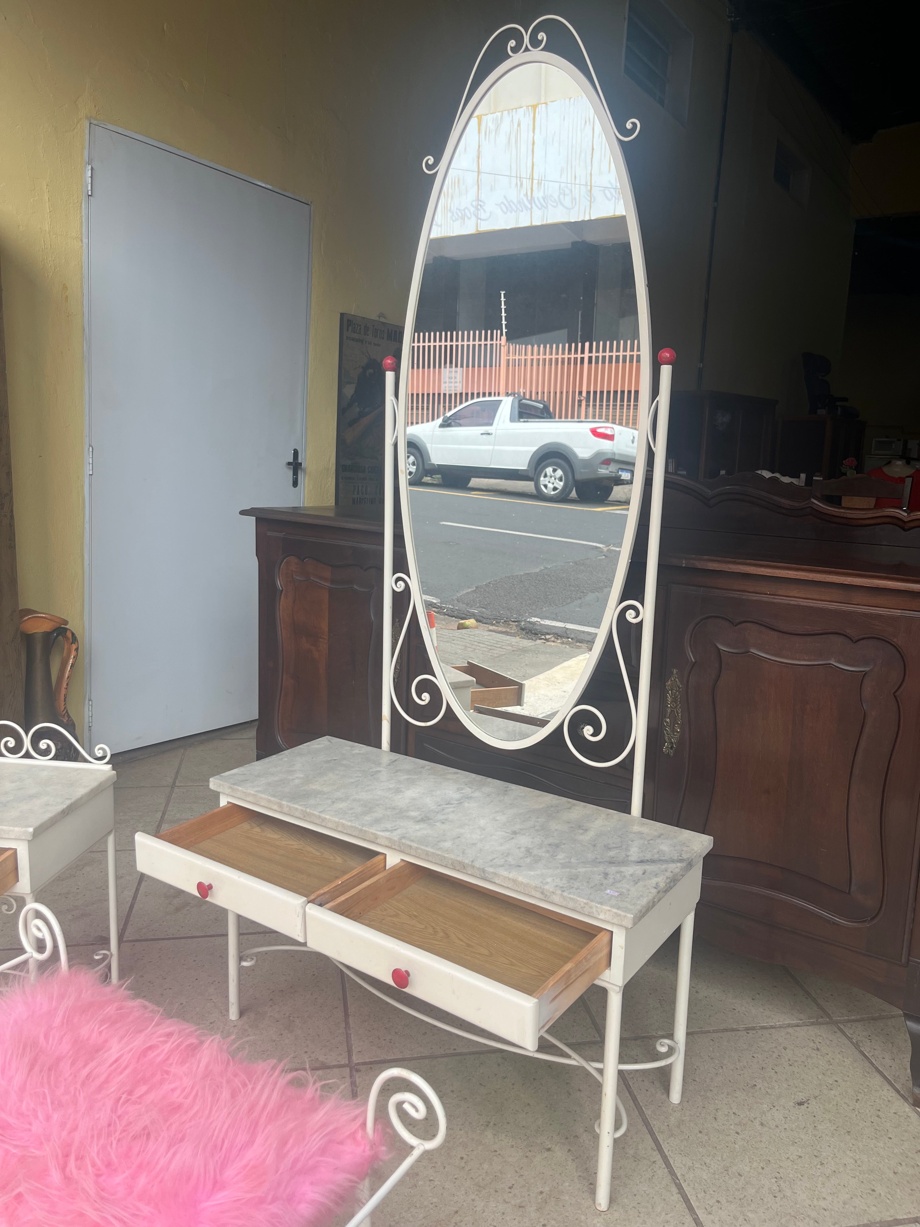 CONJUNTO DE PENTEADEIRA COM MESINHA E BANQUETA DE FERRO E MADEIRA ANTIGAS
