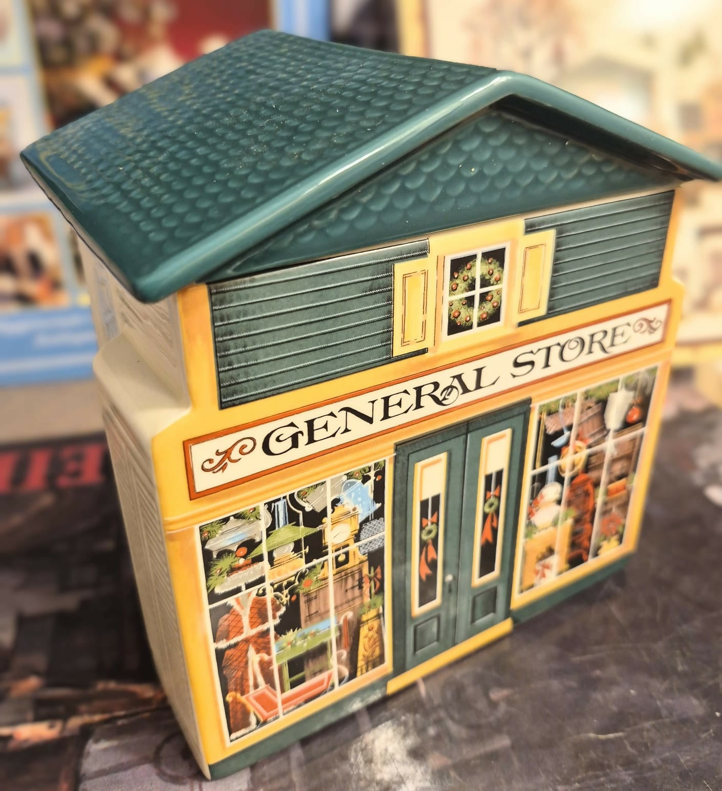 Biscoiteira de cerâmica em formato de casinha " General Store", parte da coleção da Avon Townhouse.