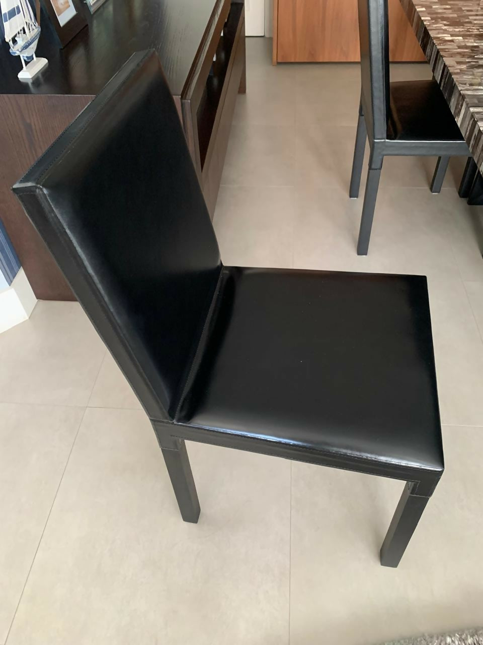 Mesa de jantar com pastilha de chifre preto com 6 cadeiras em couro