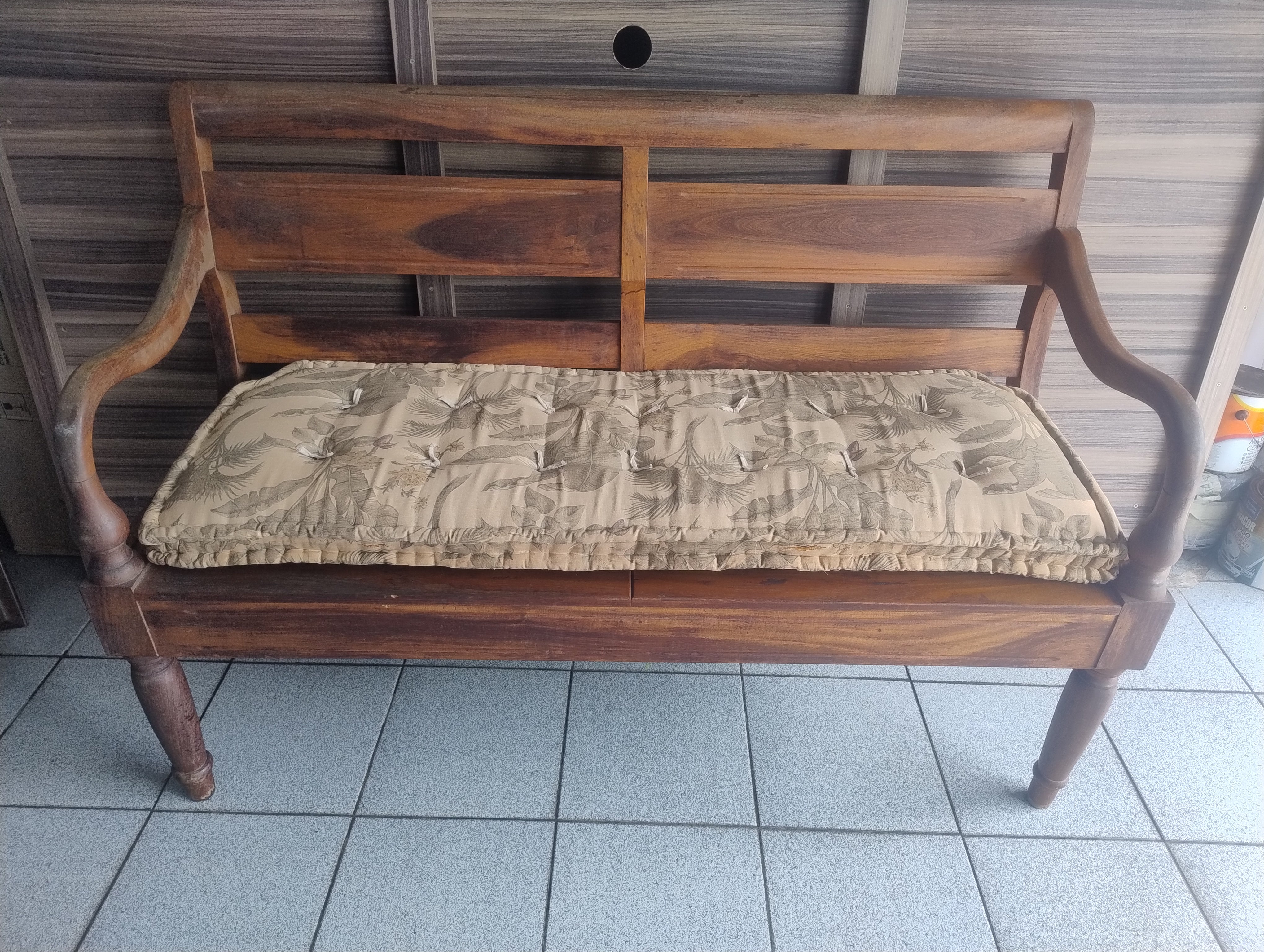 Banco em Madeira Maciça com almofada com motivos botânicos 