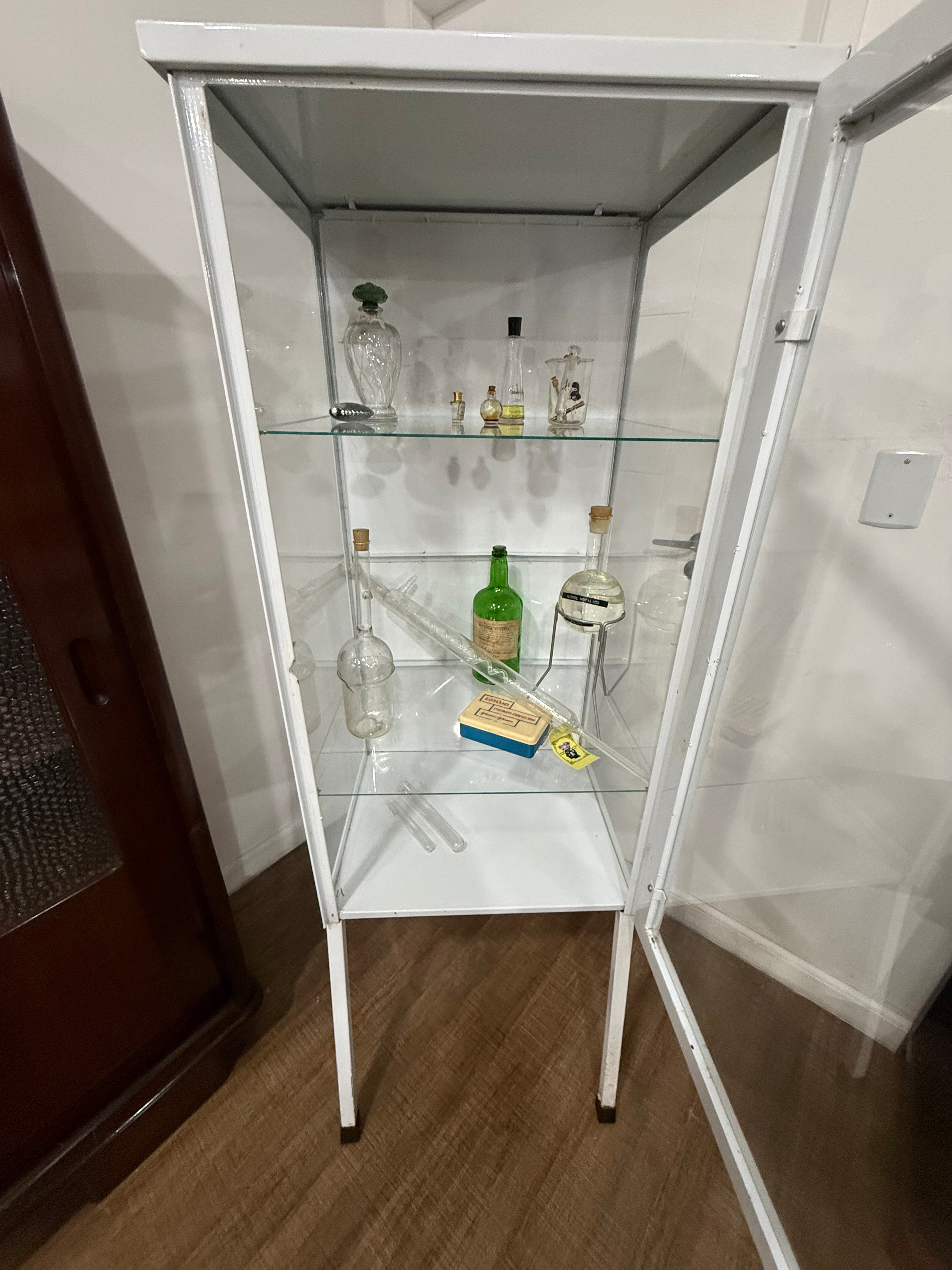 RARA VITRINE FARMACÊUTICA EM METAL BRANCO E VIDRO — DÉCADA DE 1970