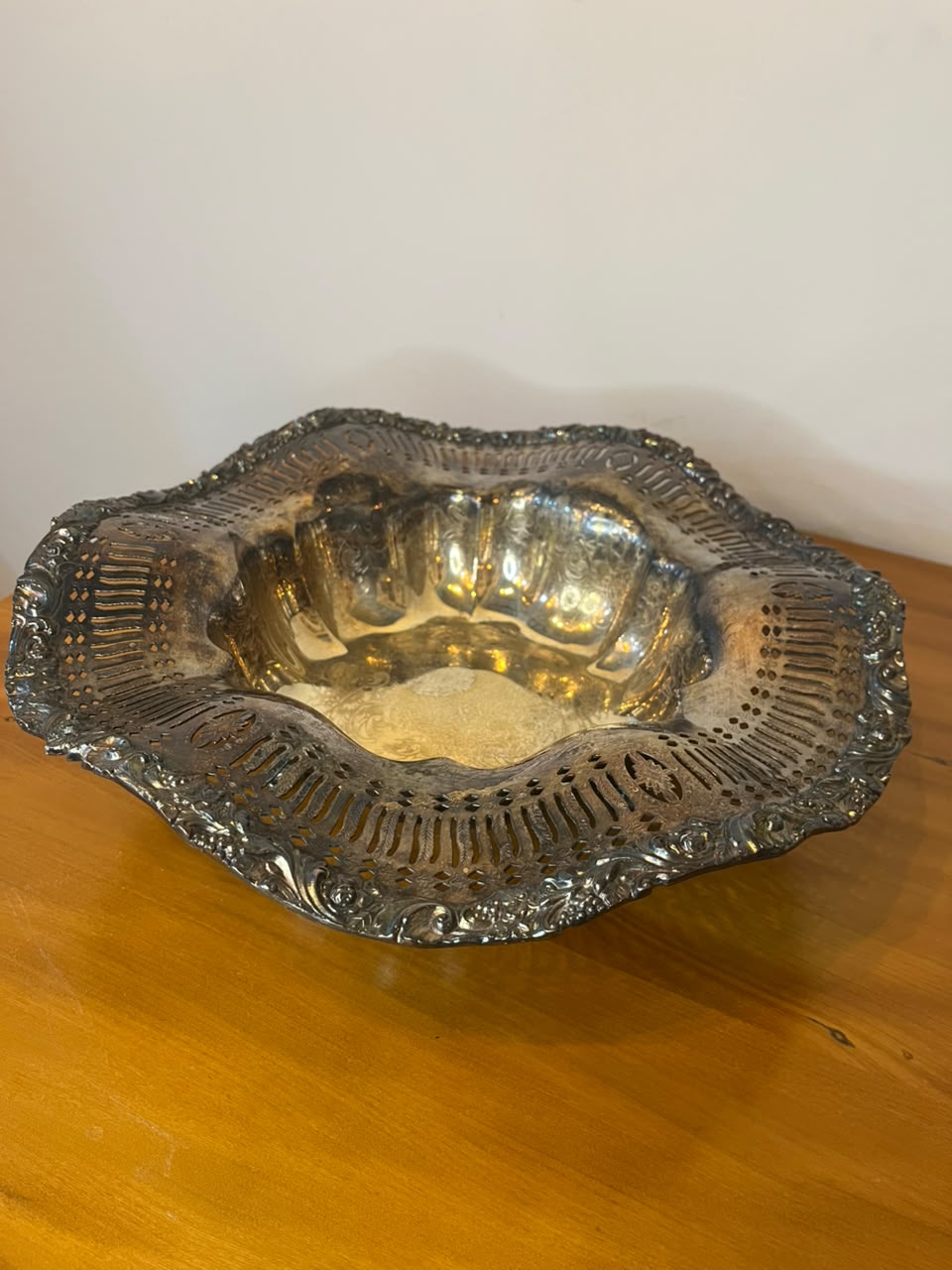 Centro de Mesa Decorativo em Metal Prateado com Bordas Vazadas