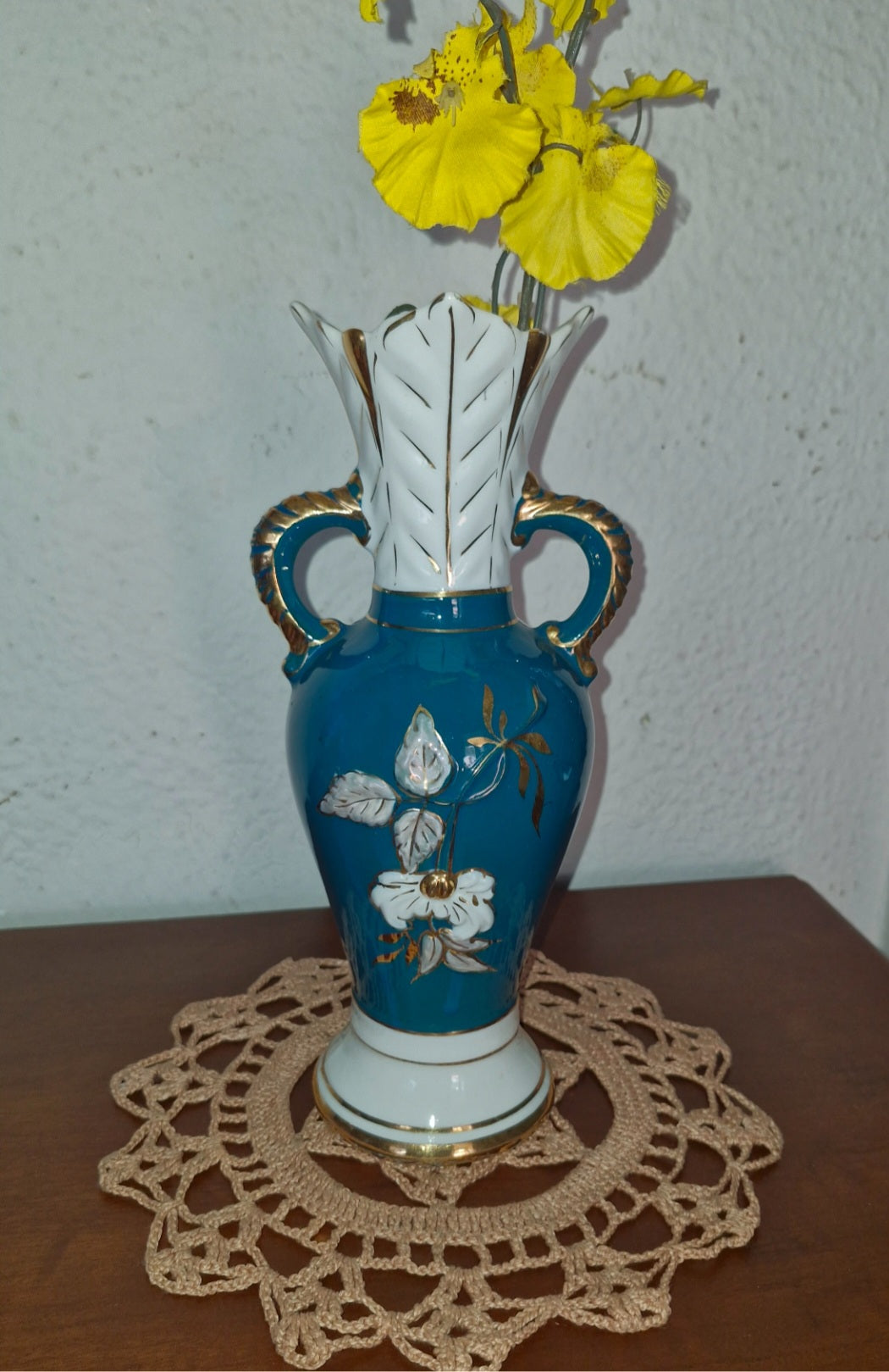 Vaso de porcelana azul e branca com decoração floral 