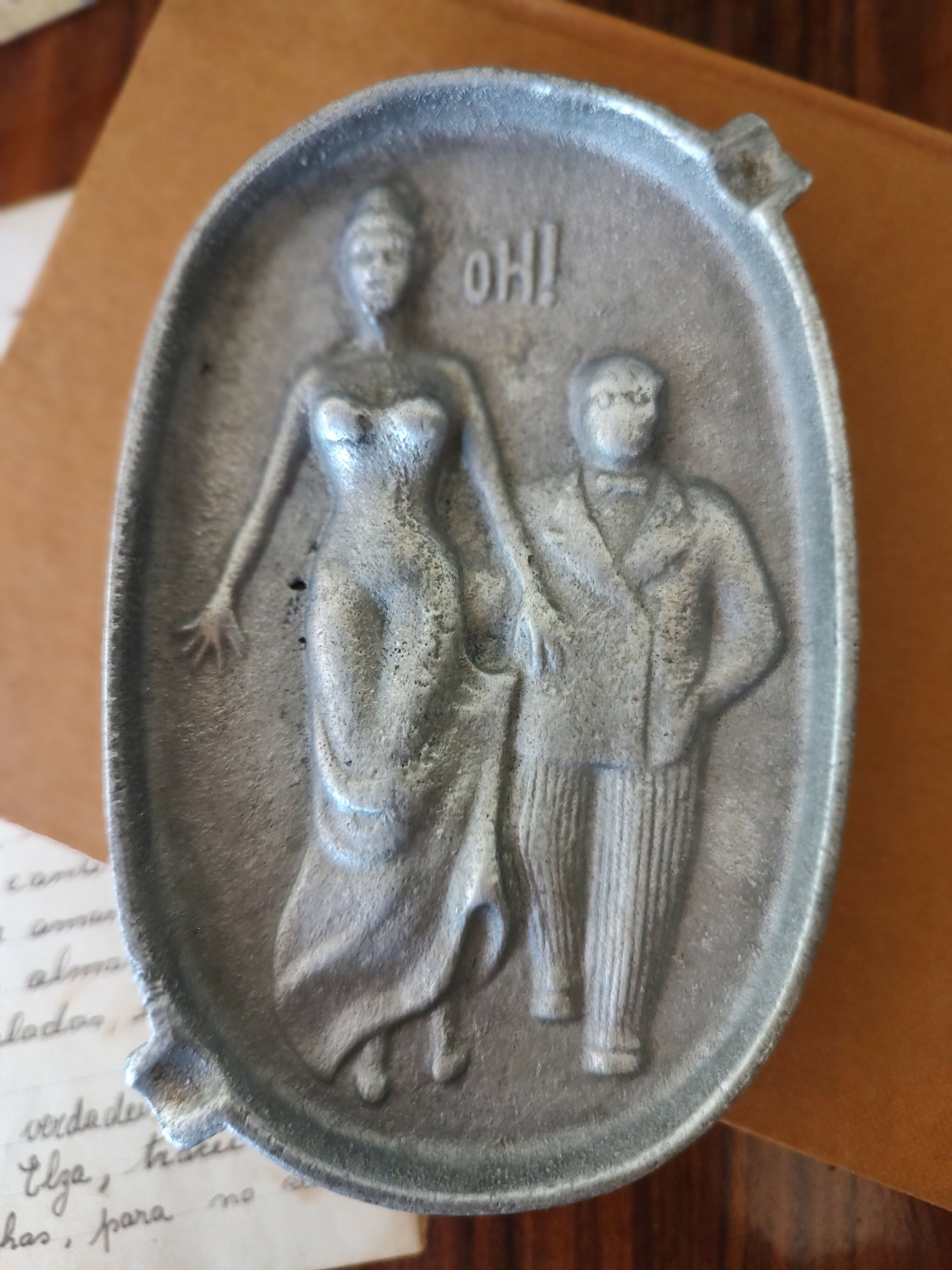 Antigo Cinzeiro americano em alumínio fundido retratando casal