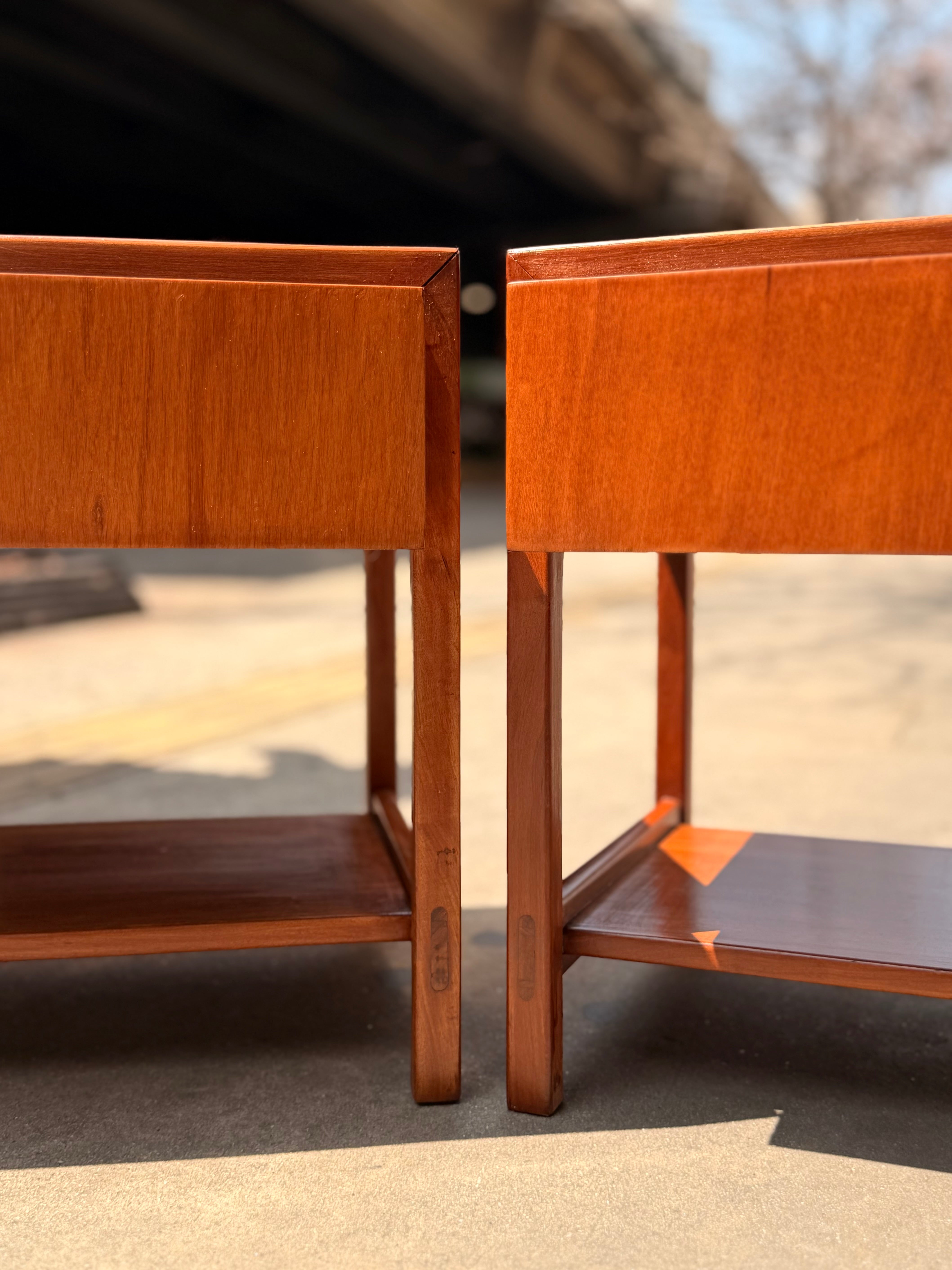 Par de mesas de cabeceira modernistas por Florence Knoll - Modelo 227