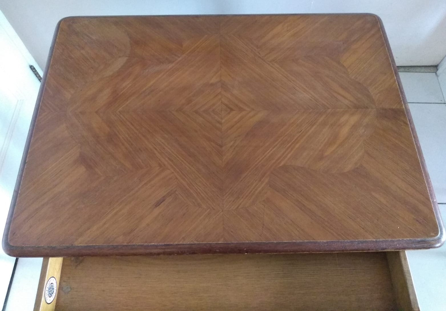 mesa central ou lateral com gaveta estilo Luis XV