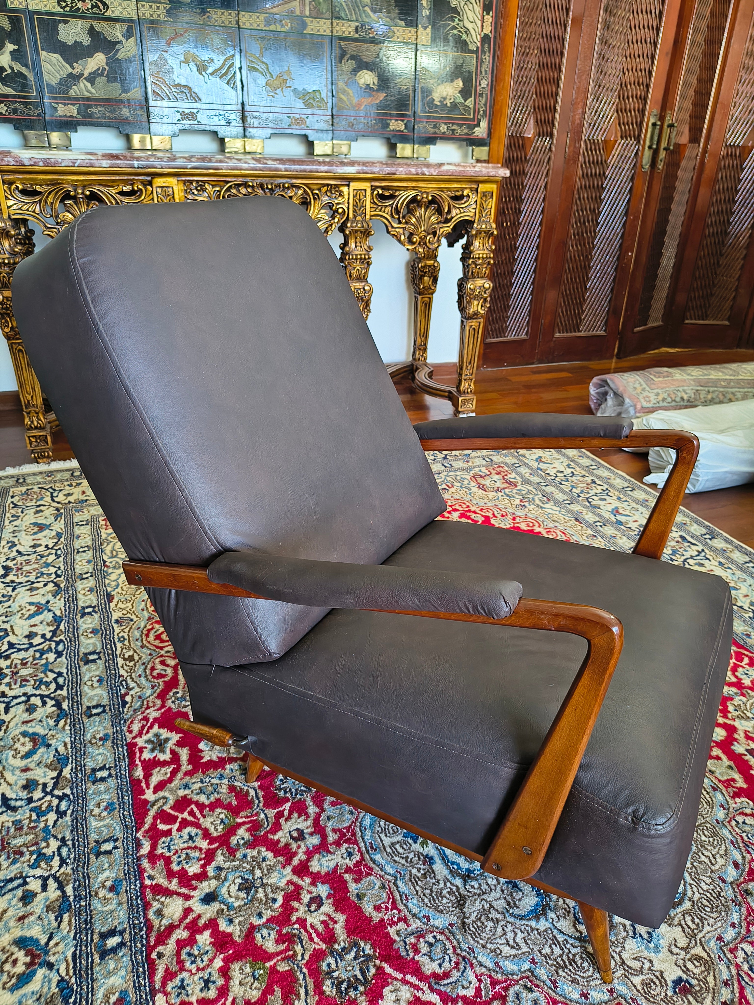Cadeira de balanço design anos 50 com apoio de pé 