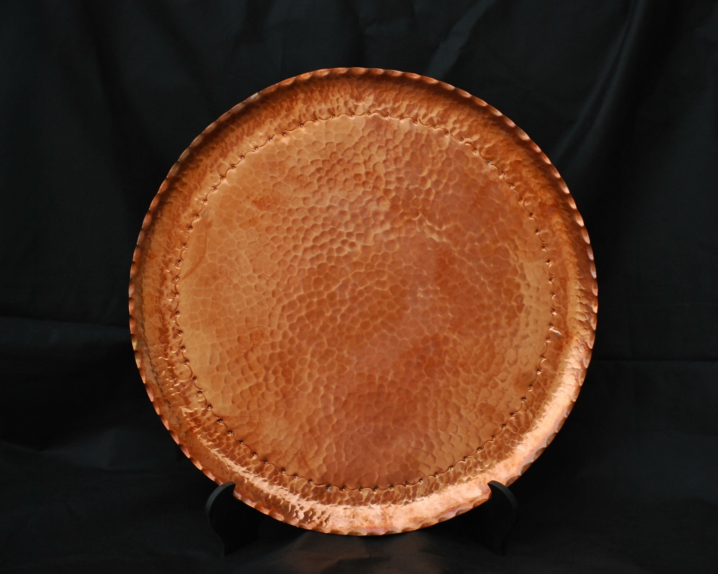 bandeja decorativa anos 70 feito de cobre batido , feito a mao . medida 40 cm .