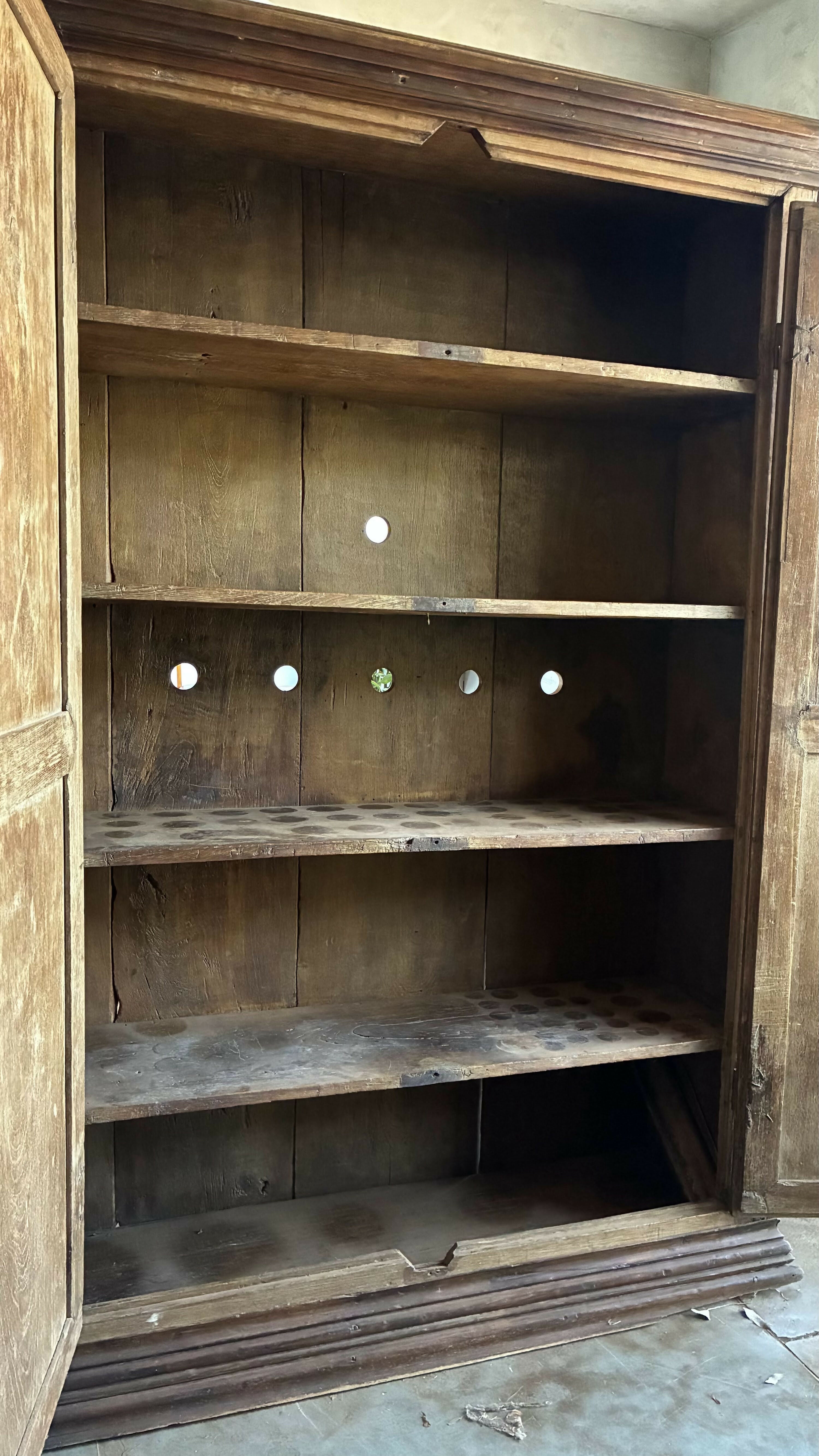 Armário antigo em madeira