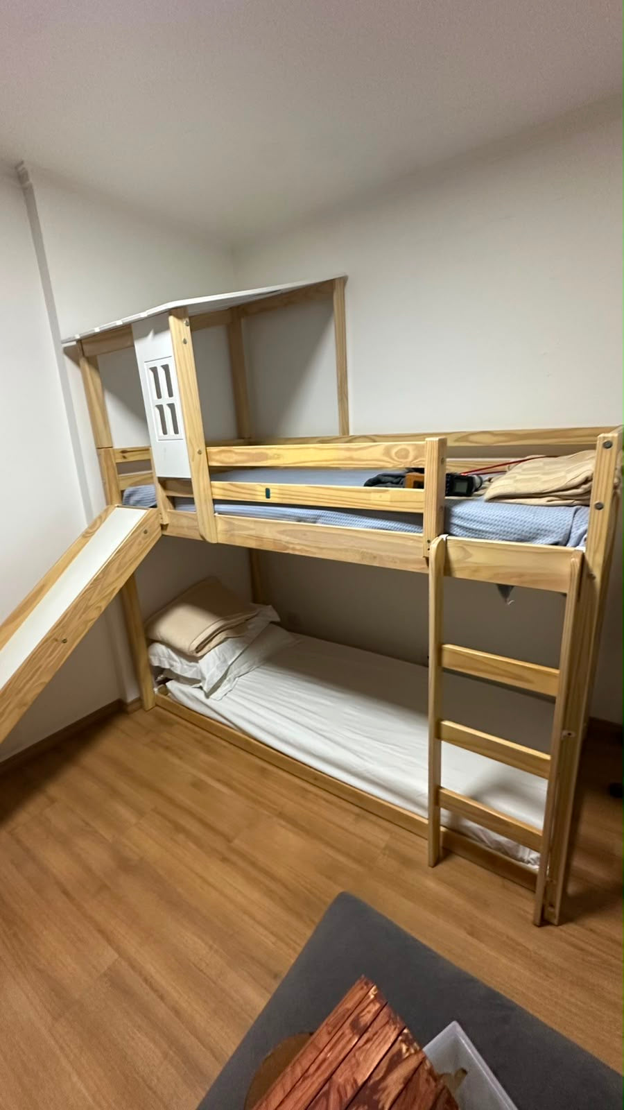 Cama Beliche Infantil de madeira clara com escorregador