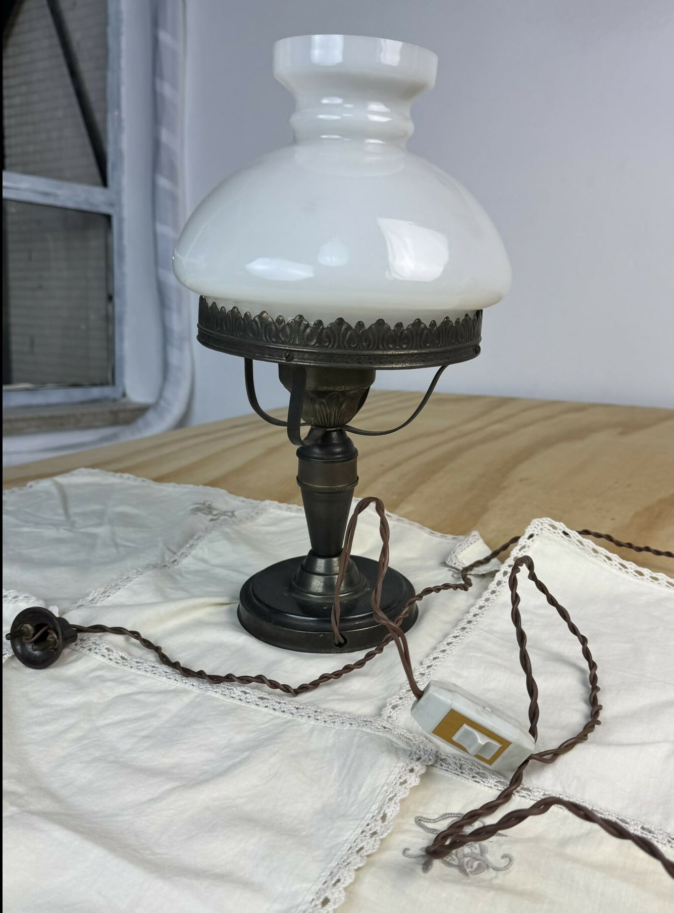 Abajur de Mesa Clássico | Estilo Lampião com Cúpula em Vidro Opalino (Milk Glass)