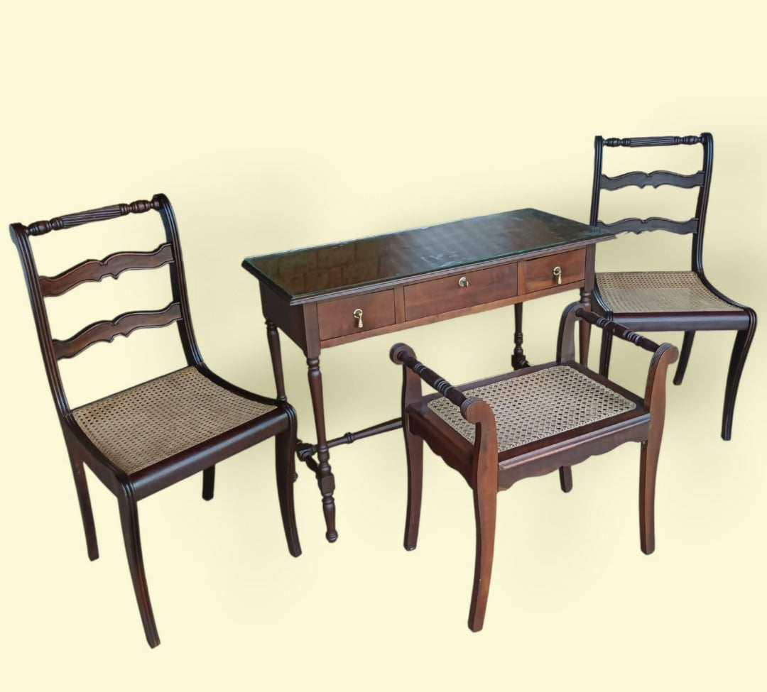 Conjunto Aparador em Palhinha + 2 cadeiras + 1 banco