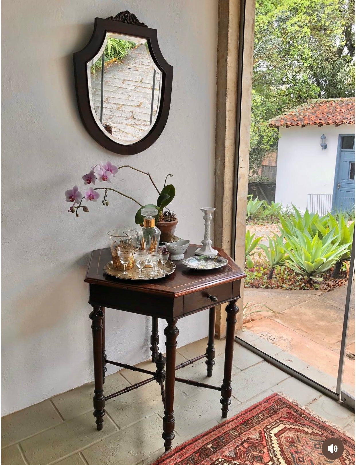Mesa lateral antiga de formato hexagonal em madeira nobre no estilo inglês