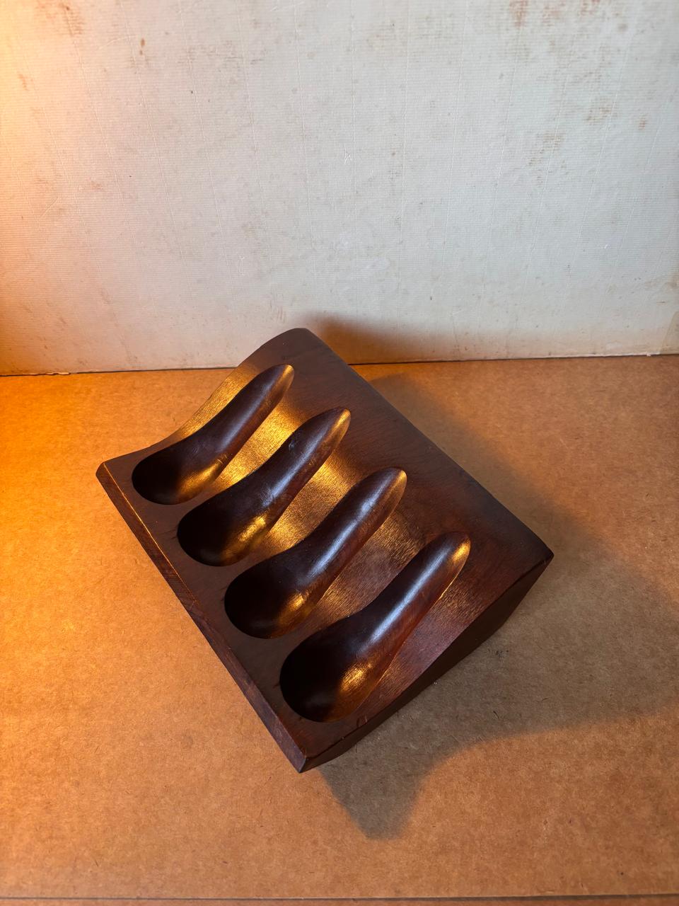 Suporte para quatro cachimbos em madeira maciça de desenho modernista (DMCPS_630)