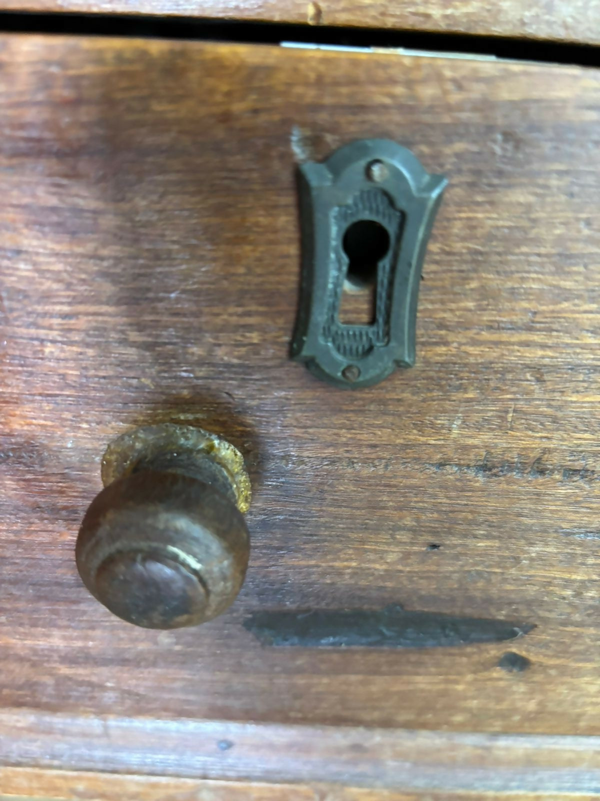 Queijeira centenária / Armário com prateleiras robustas e ajustáveis, em madeira maciça.