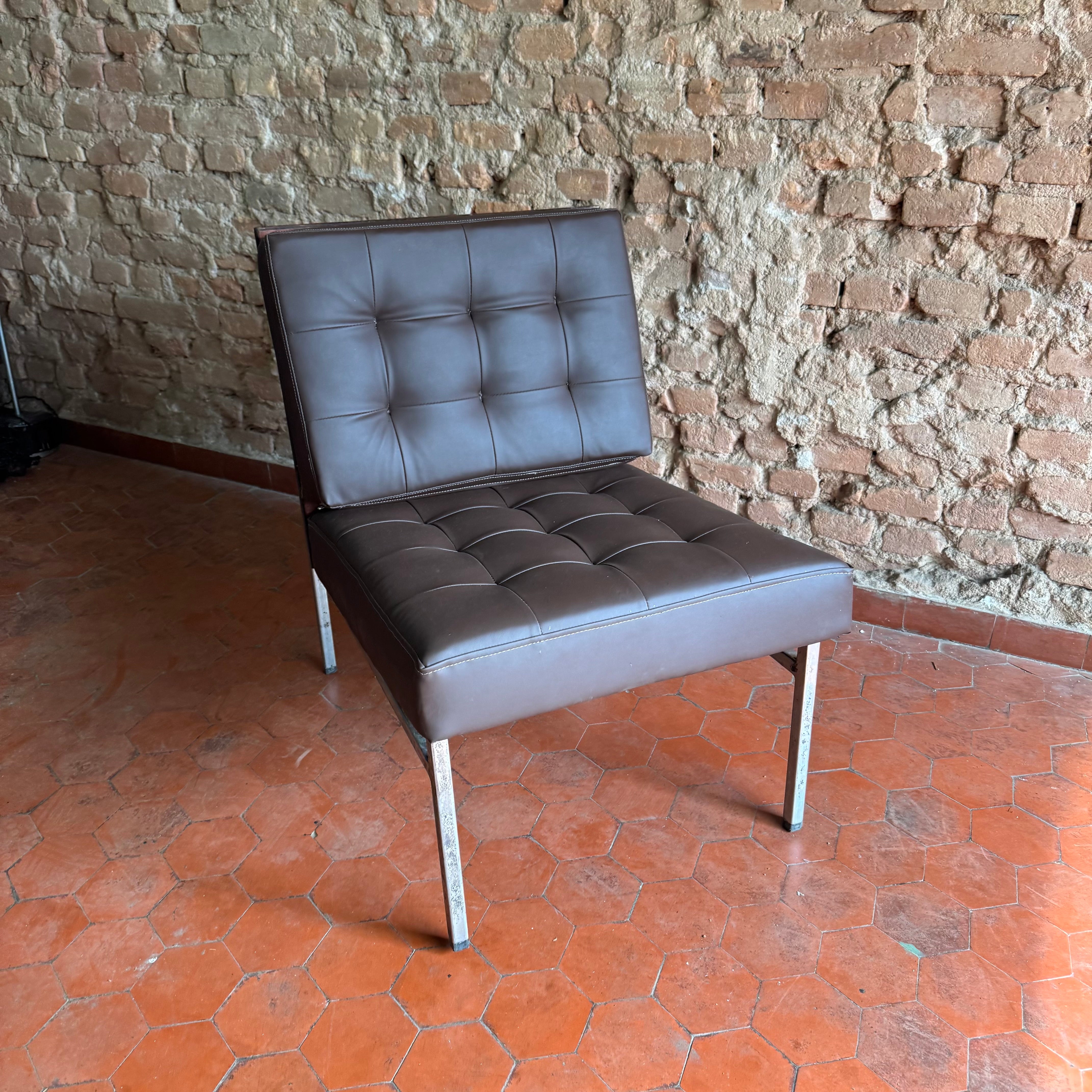Poltrona em metal cromado com estofado em courvin marrom café e costas em Jacarandá - anos 60
