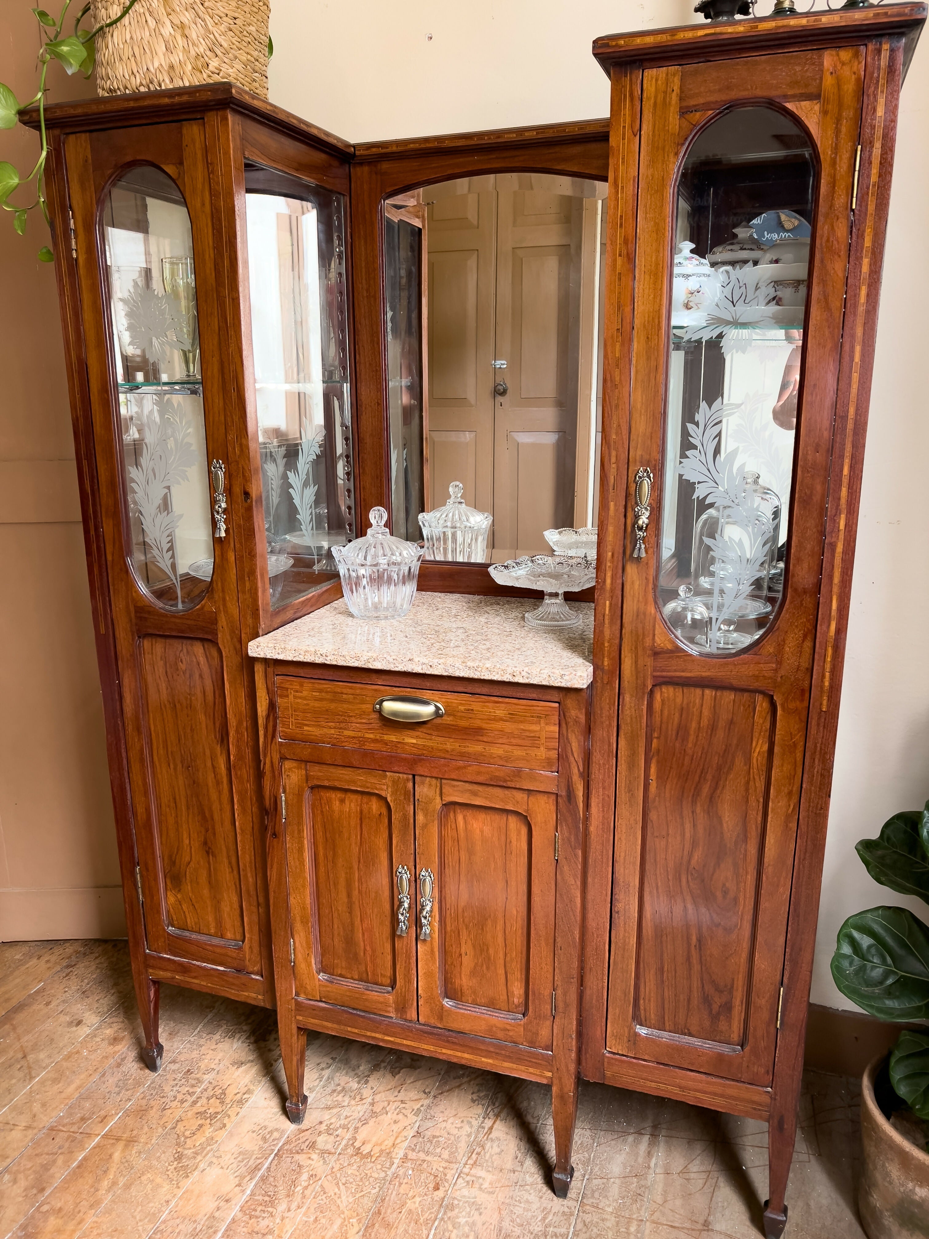 Cristaleira antiga art nouveau restaurada