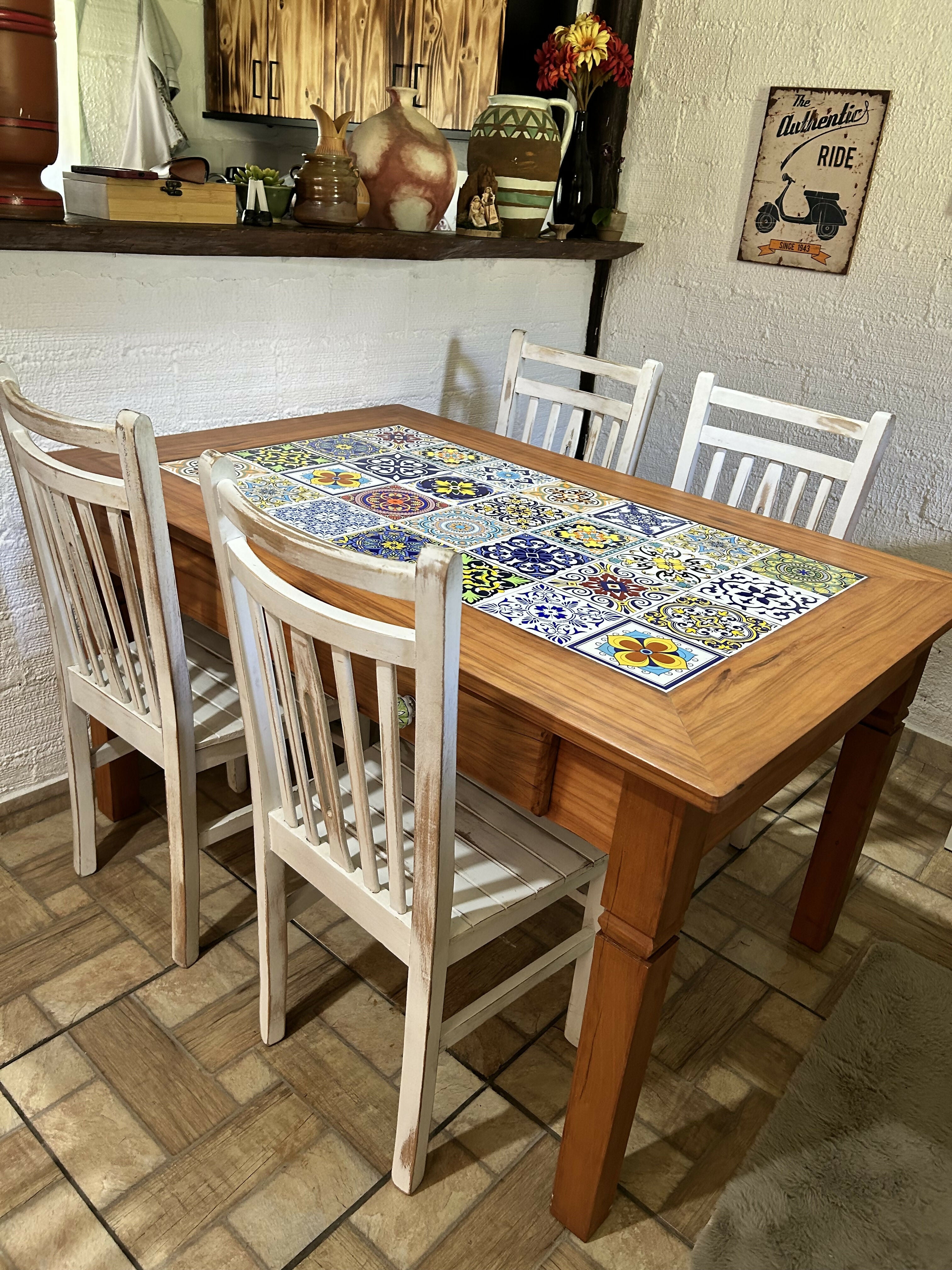 Mesa com azulejos