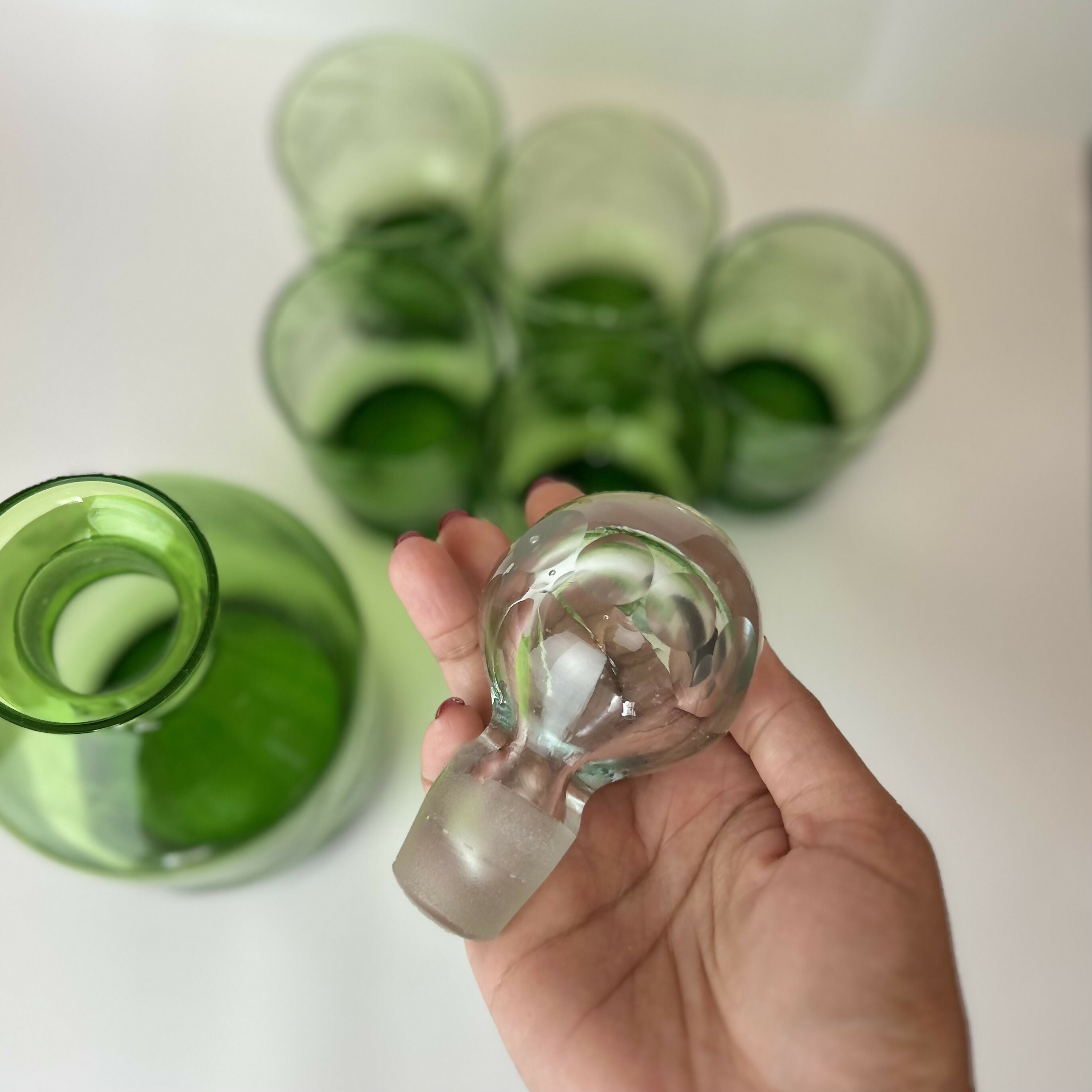 Conjunto Vintage de Licoreira e Copos em Vidro Verde Lapidado – Anos 60/70