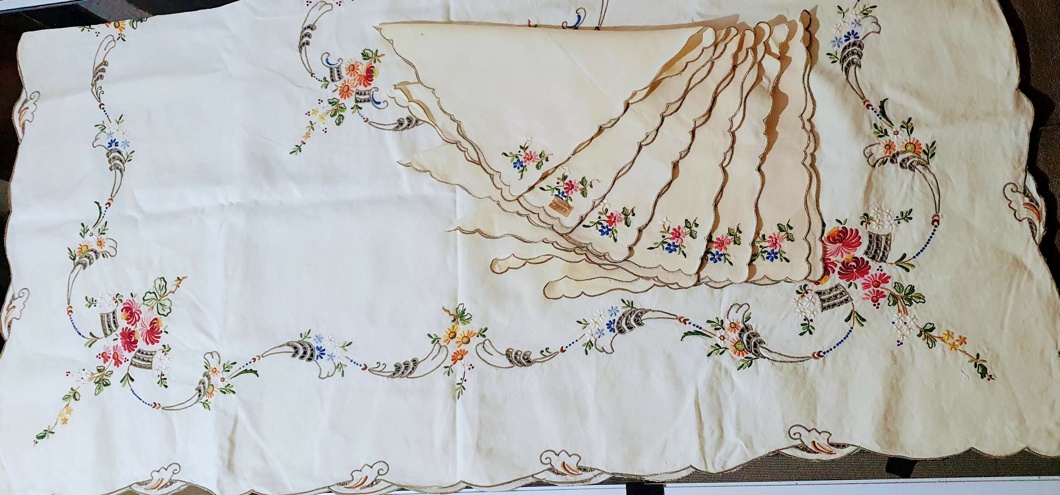 TOALHAS DE MESA BORDADAS À MÃO ARTESANAL CLÁSSICAS (PREÇOS NA DESCRIÇÃO)