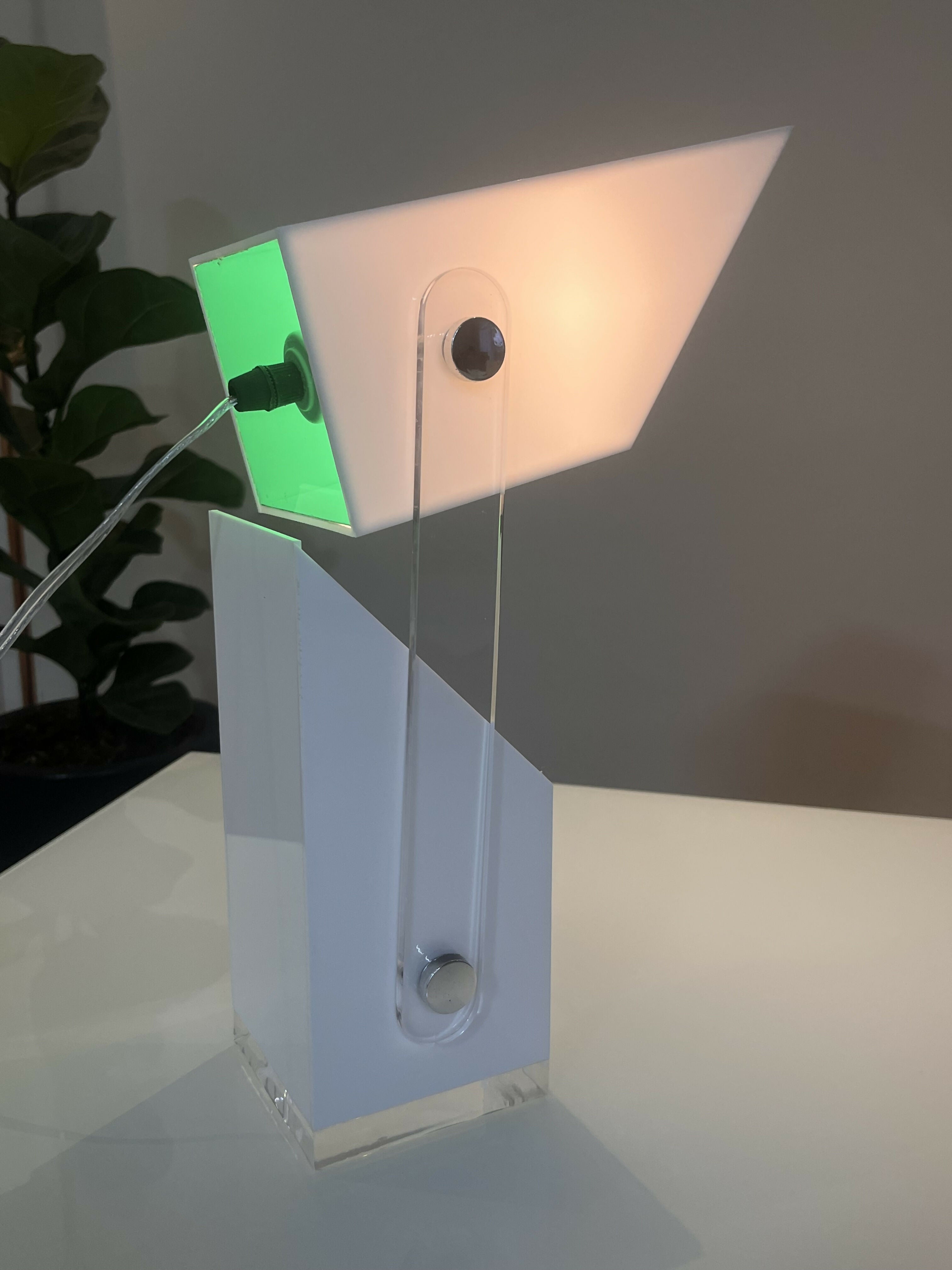 Luminária de mesa em acrílico