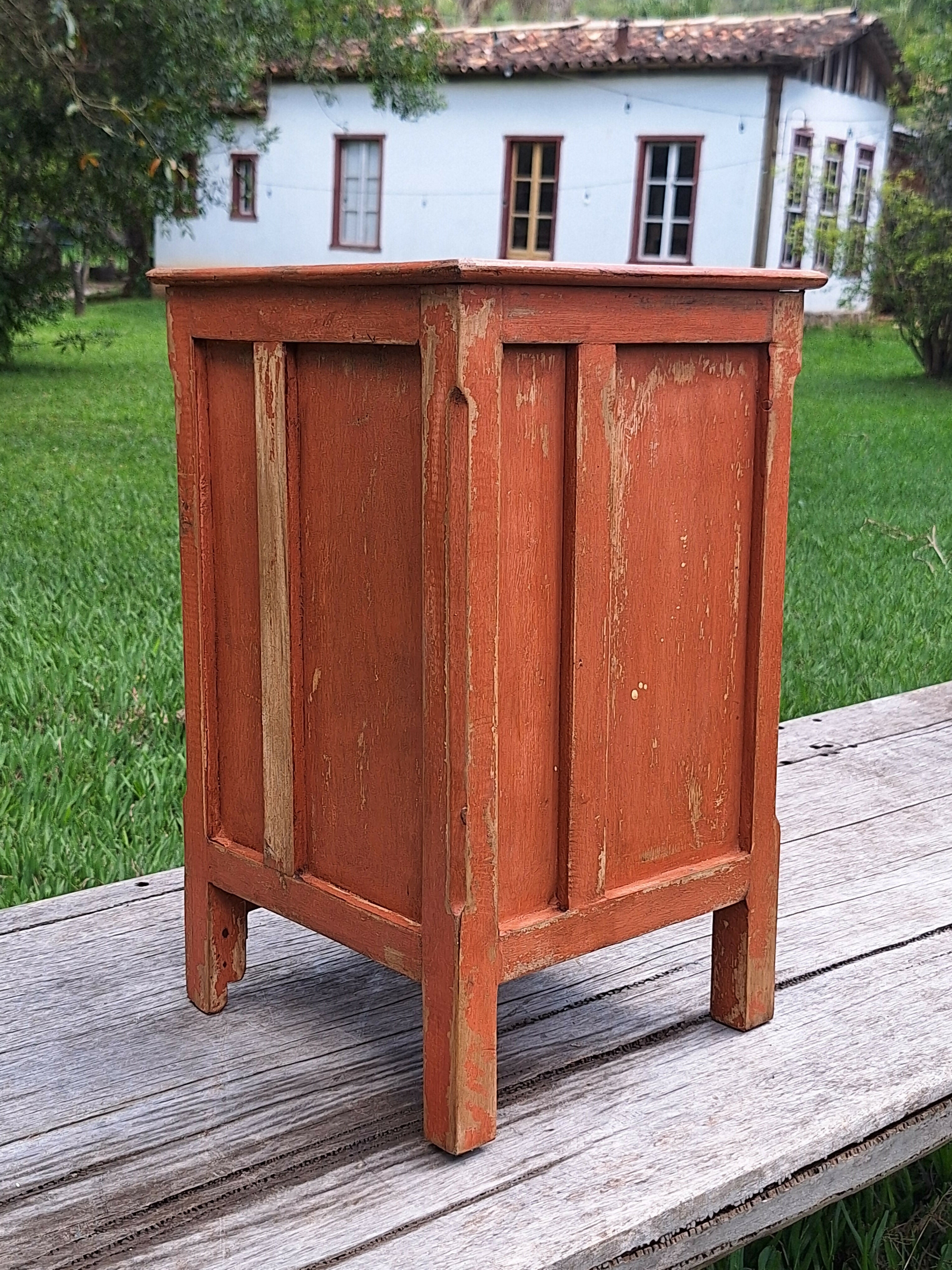 Mesinha de Cabeceira / Armarinho Tinta Gasta Marrom Madeira Maciça Garimpo Mineiro