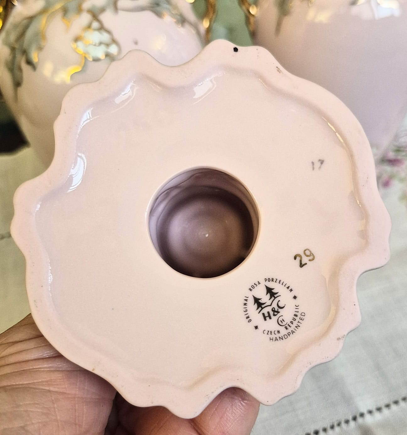 Castiçal maravilhoso com alça em raríssima porcelana rosa Tcheca produzida pela tradicional e chiquíssima manufatura Haas &amp; Czjzek