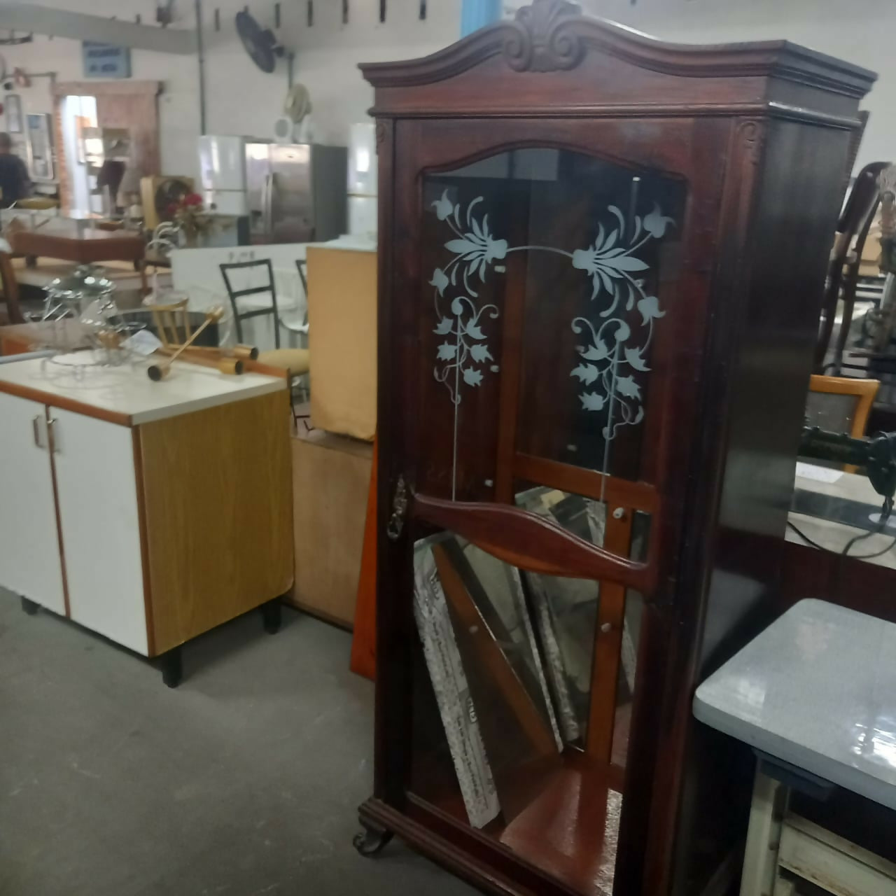 Cristaleira com desenho no vidro