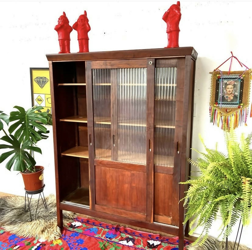 Livreiro vintage em Imbuia e vidro canelado