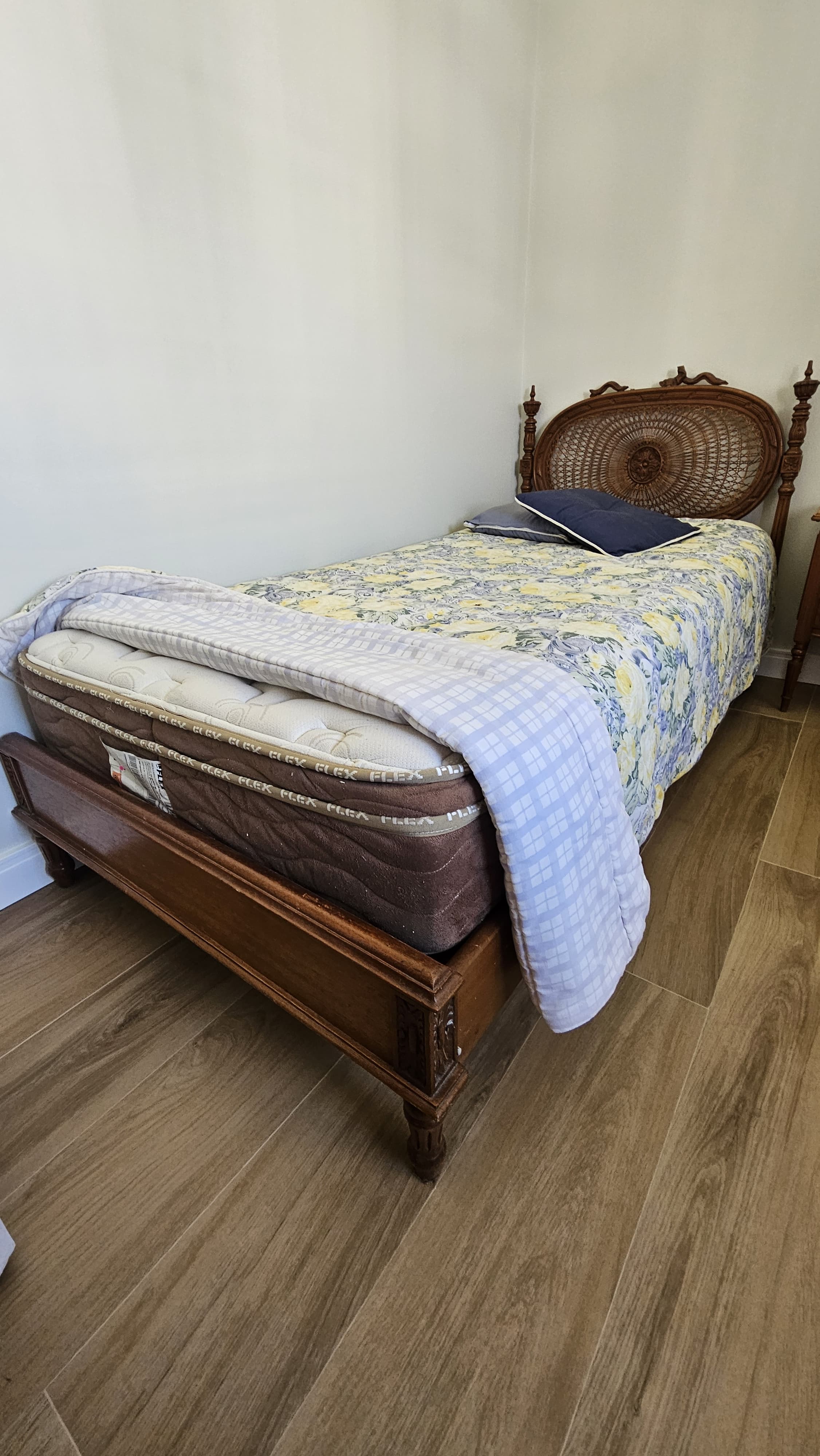 Cama solteiro em cerejeira entalhada e palhinha, com uma avaria porém tenho a peça para ser colada