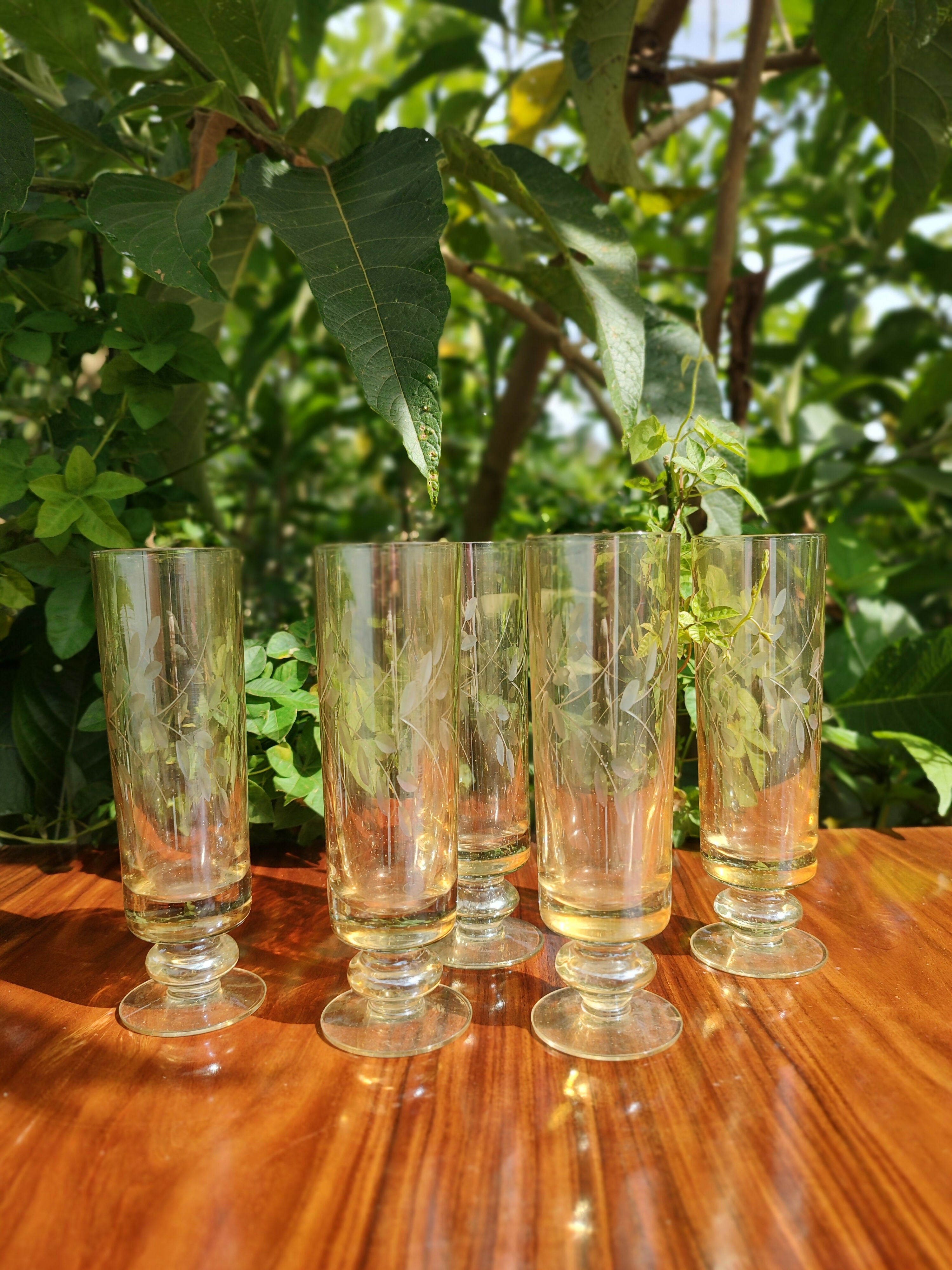 Conjunto de 5 Antigas Taças de Champagne Lapidadas em vidro levemente âmbar