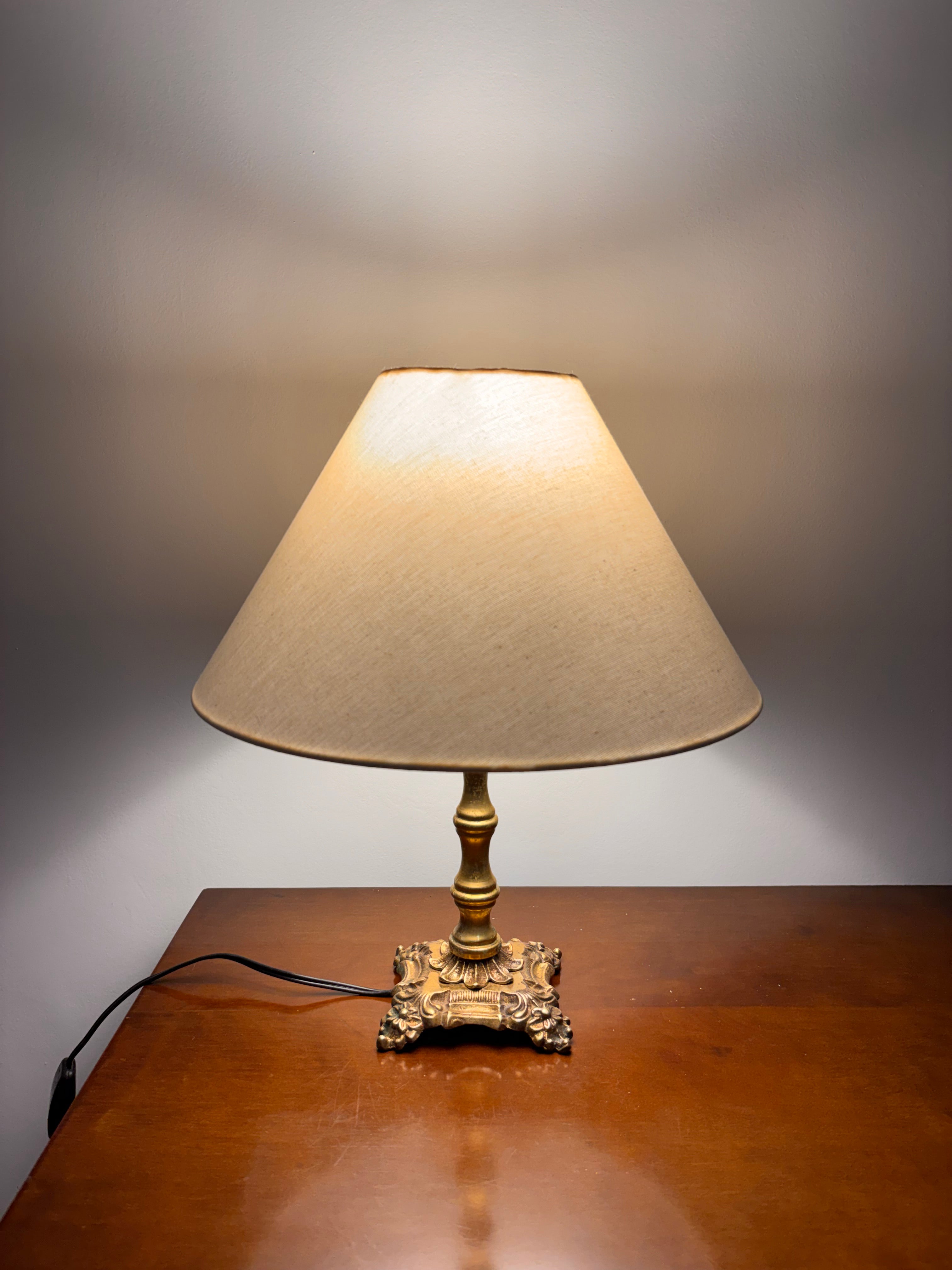  Abajur Antigo Vintage Em Bronze Maciço Com Cúpula De Tecido Claro 