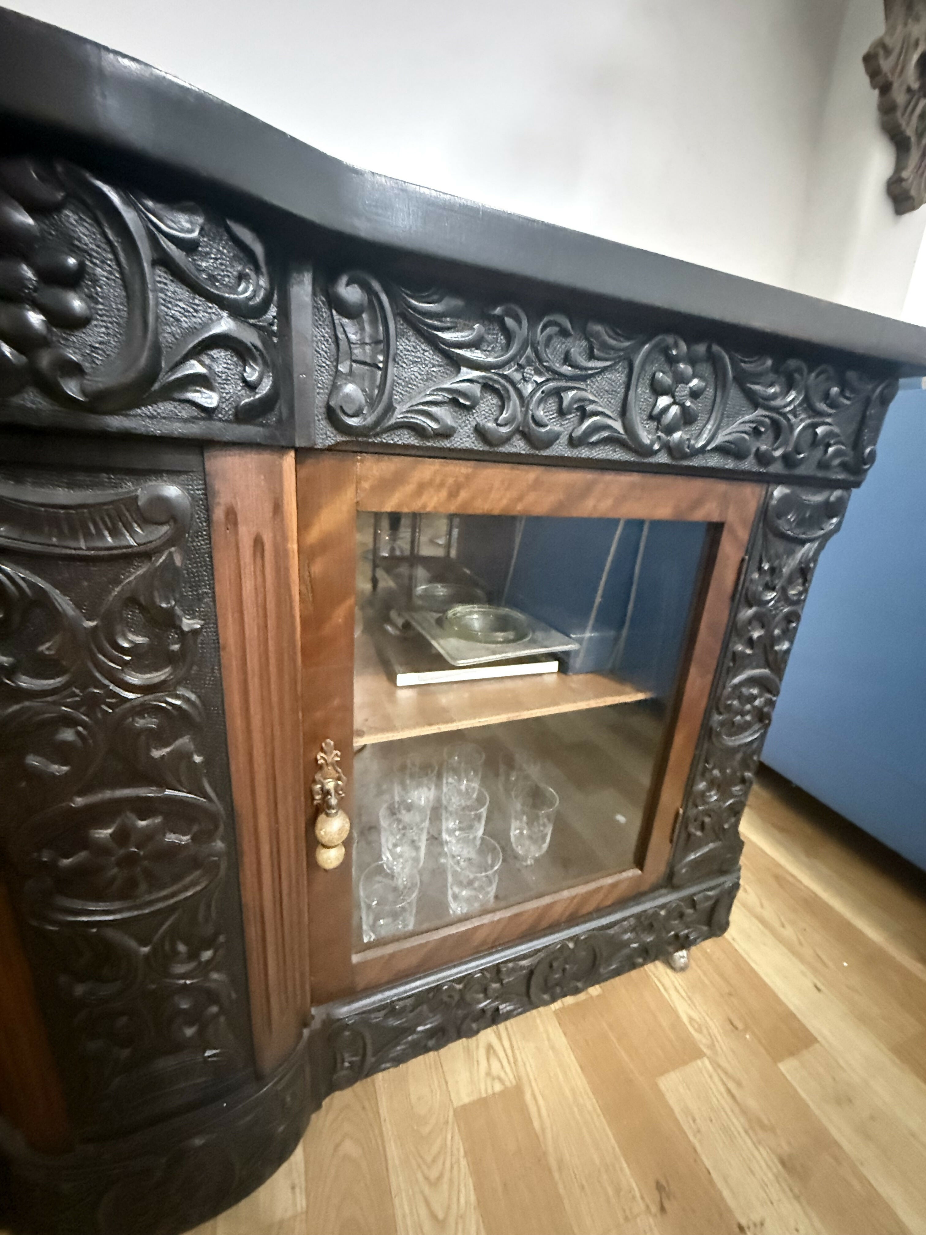 Buffet / Cristaleira Antiga em Madeira Maciça – Entalhes Artesanais