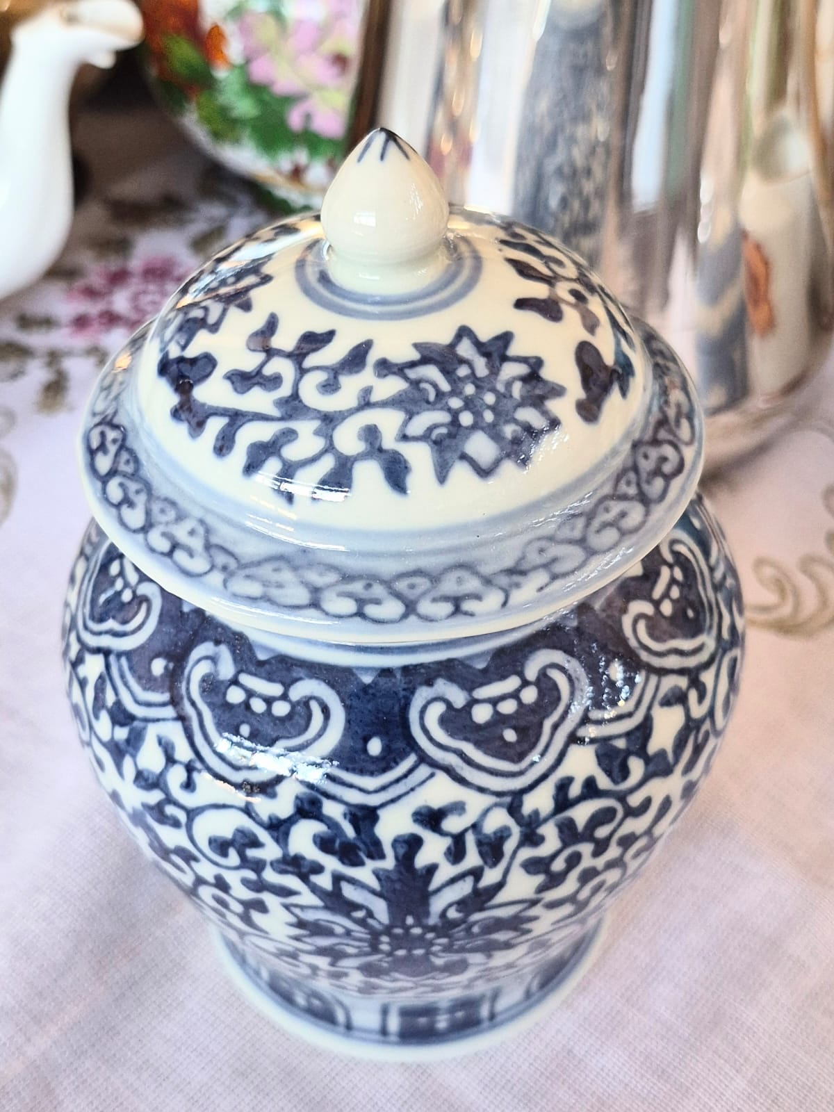 Potiche em porcelana vintage azul e branca chinesa Jingdezhen. Padrão Flor de Lótus. Impecável.