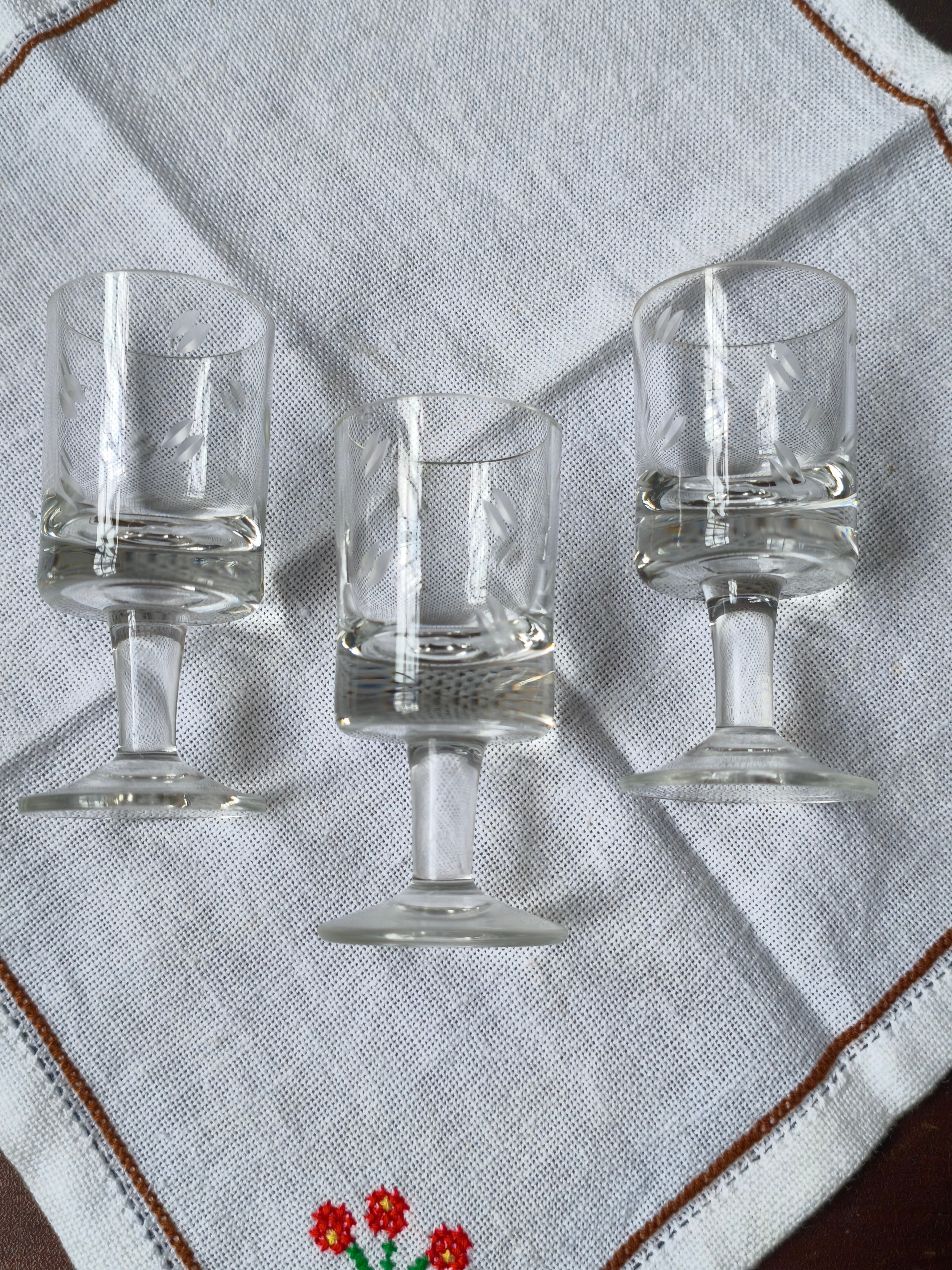 Trio de copos para licor em vidro decorado