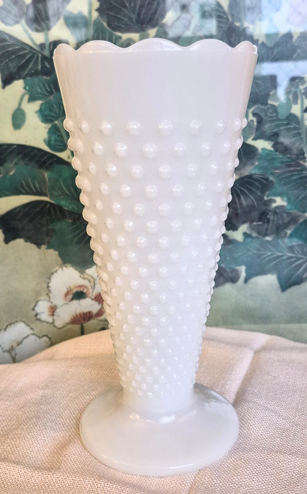 Incrível vaso em opalina vintage,  anos 50/60, estadounidense.  Formato trompete, padrão de pontos e traços, borda em babado.  Depression glass clássico chamado Vaso de Opalina Hobnail.