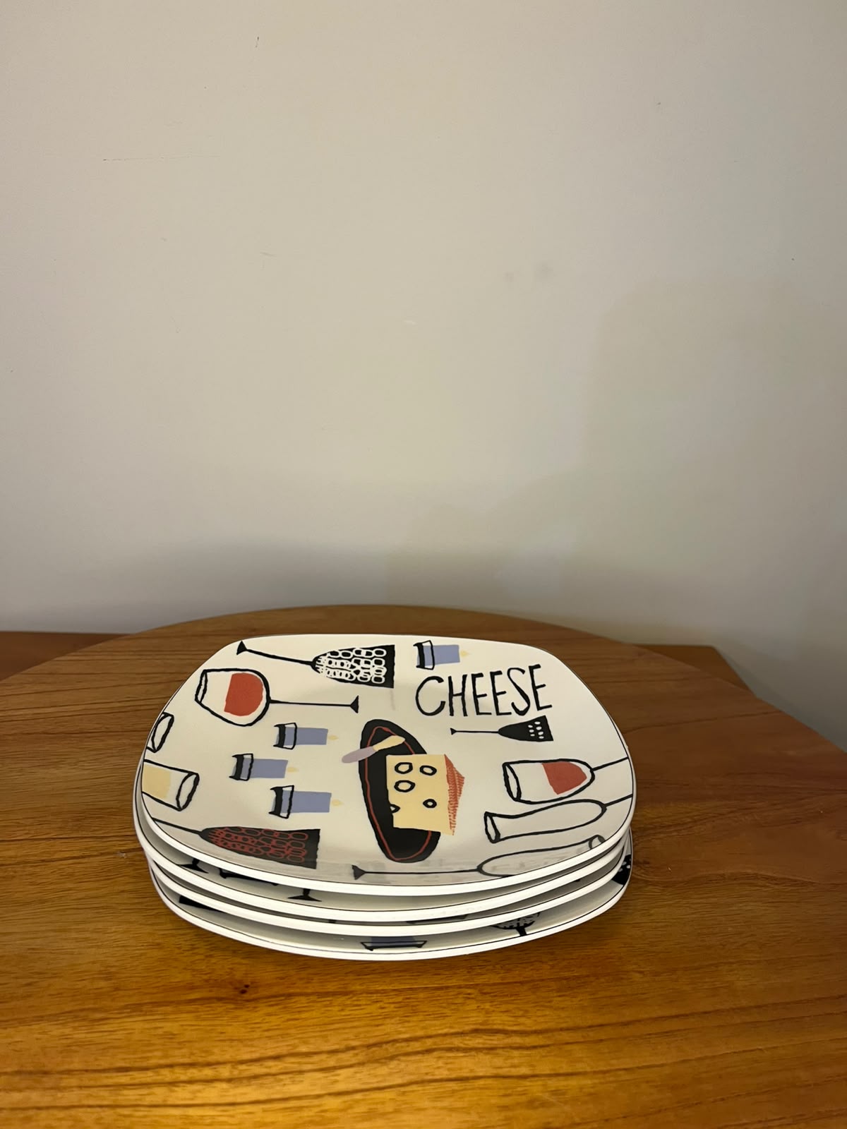 Conjunto com 4 Pratos Decorativos – Tema Vinho e Queijo – 20 × 20 cm