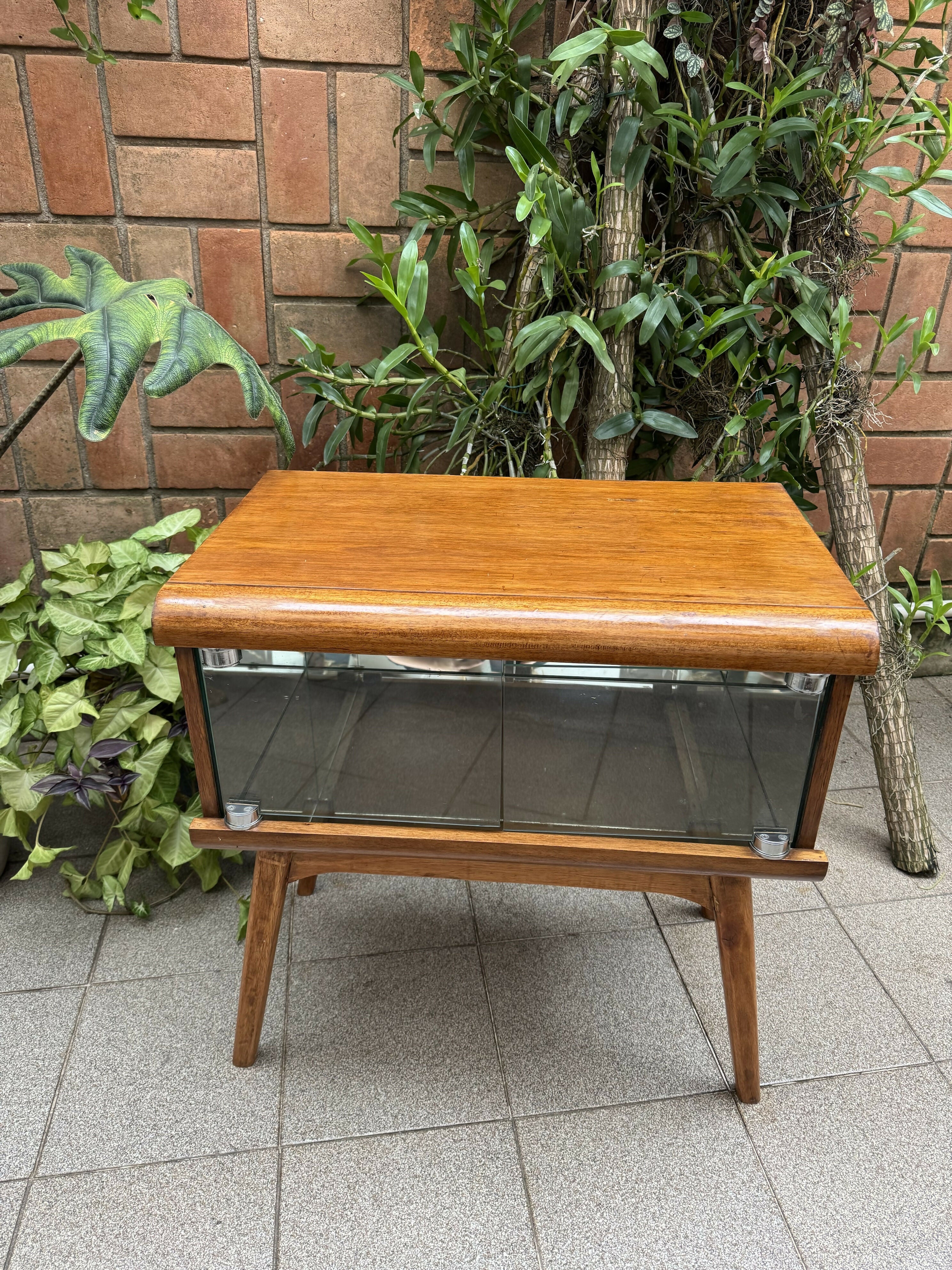 Cristaleira Barzinho em madeira maciça