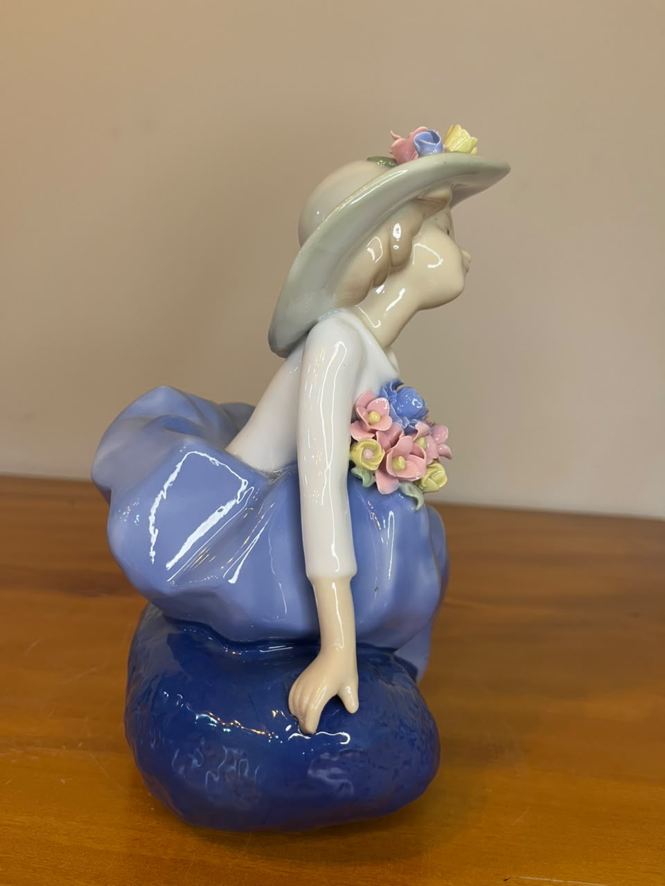 Escultura em Porcelana Menina com Chapéu e Flores – 18 cm