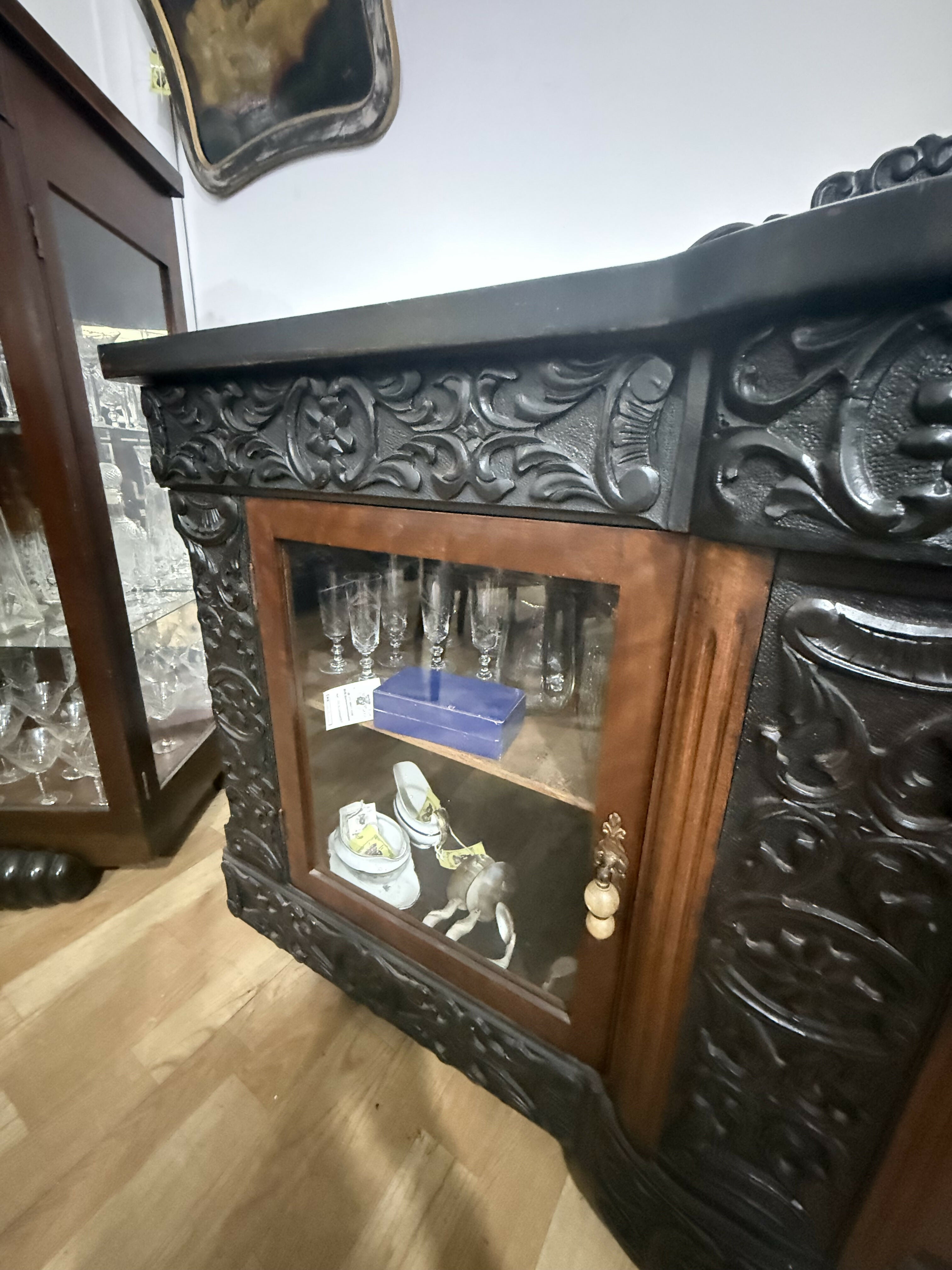 Buffet / Cristaleira Antiga em Madeira Maciça – Entalhes Artesanais