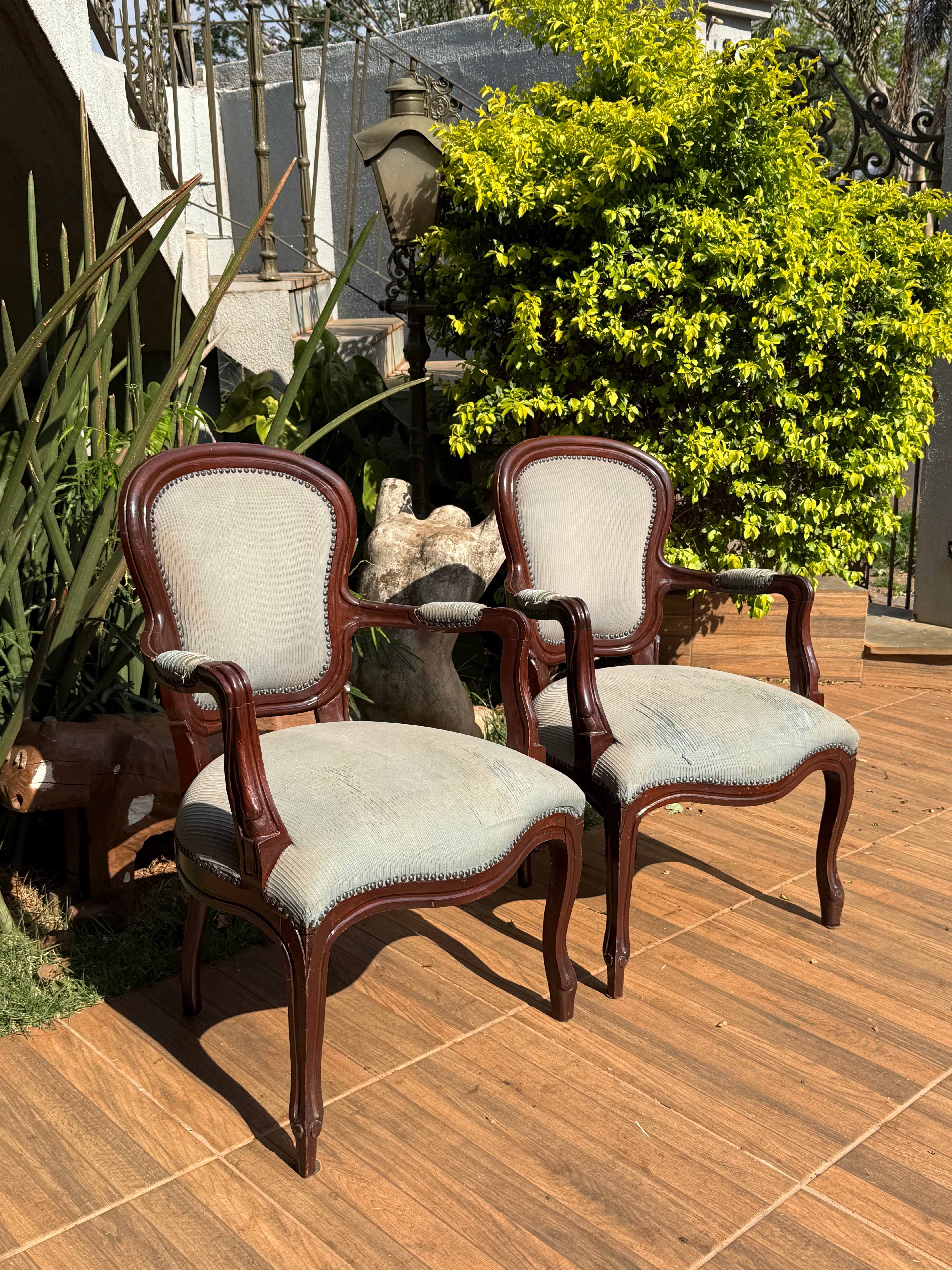 Par de poltronas com braço Luiz XV Estrutura toda em madeira de lei (detalhes no tecido) 