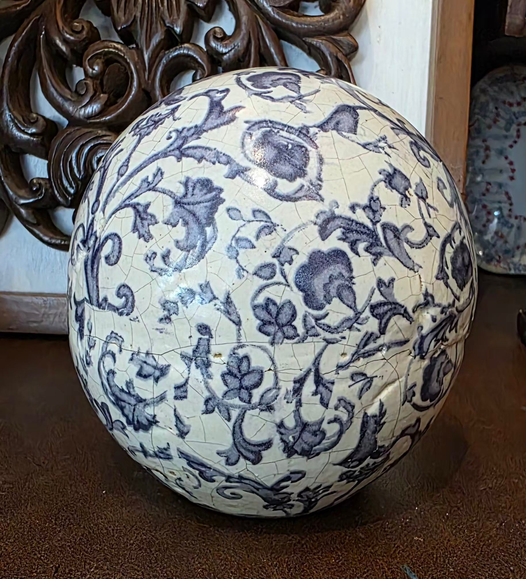 Esfera de cerâmica branca com floral azul Tok Stok