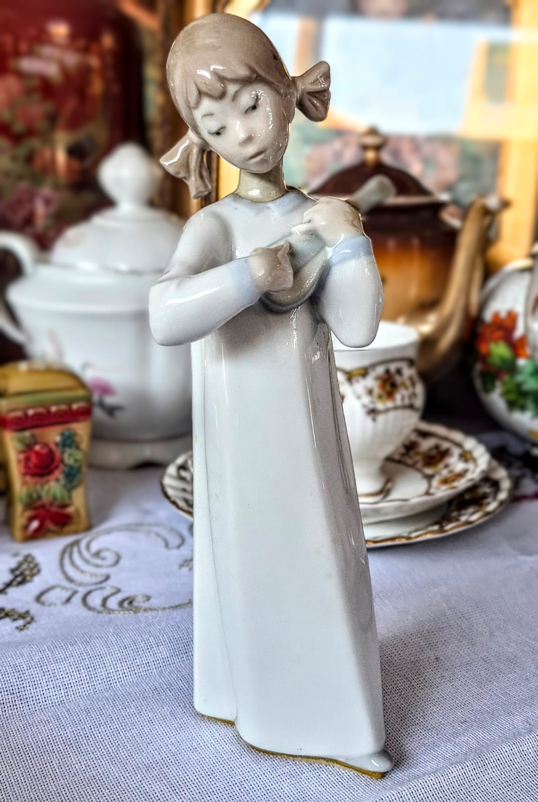 Escultura em porcelana espanhola Lladró "Girl with mandolin", n.4871, desenhada pelo artista Fulgencio Garcia.