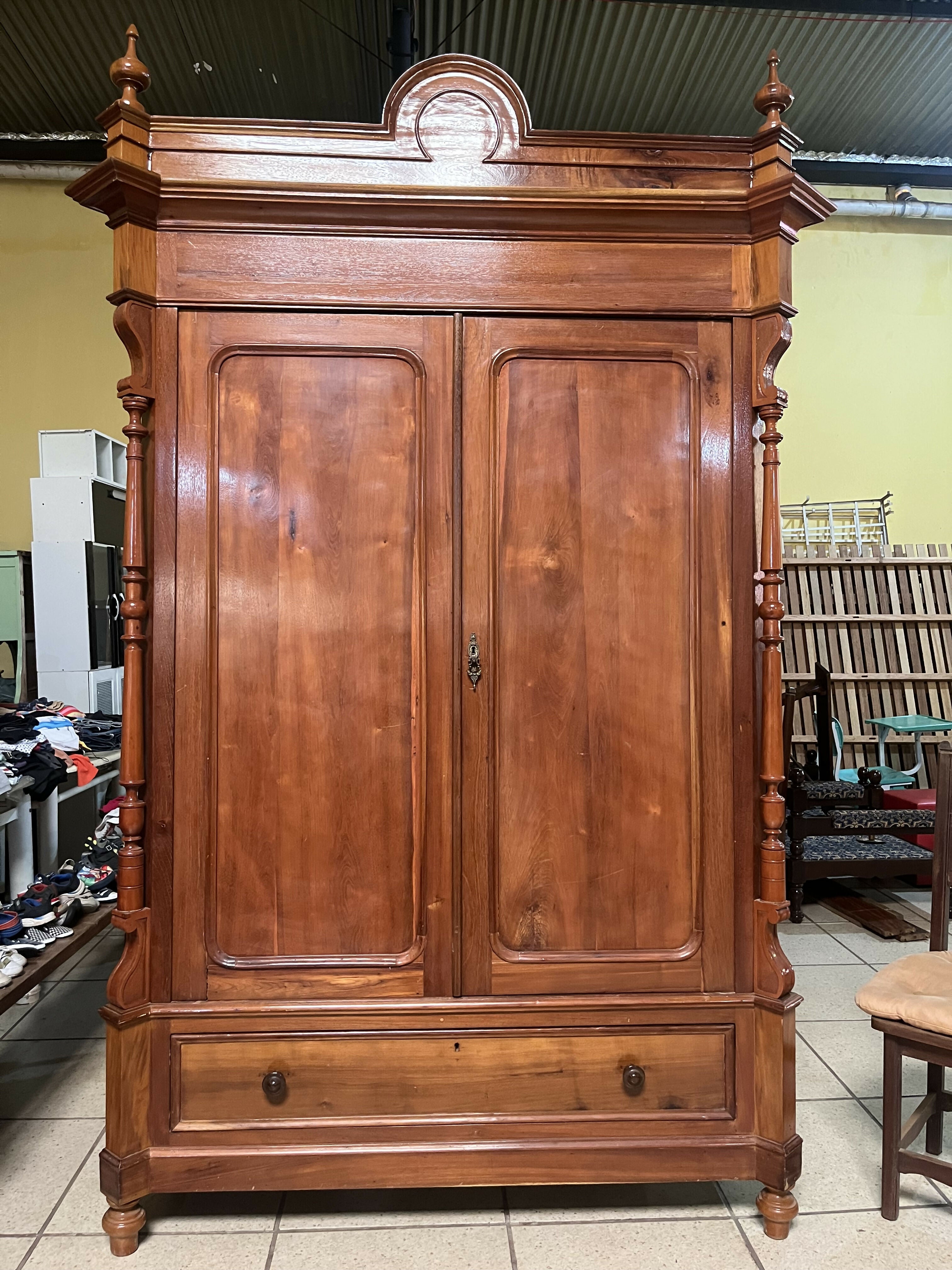 BELÍSSIMO GUARDA ROUPAS IMPÉRIO (medidas legenda)